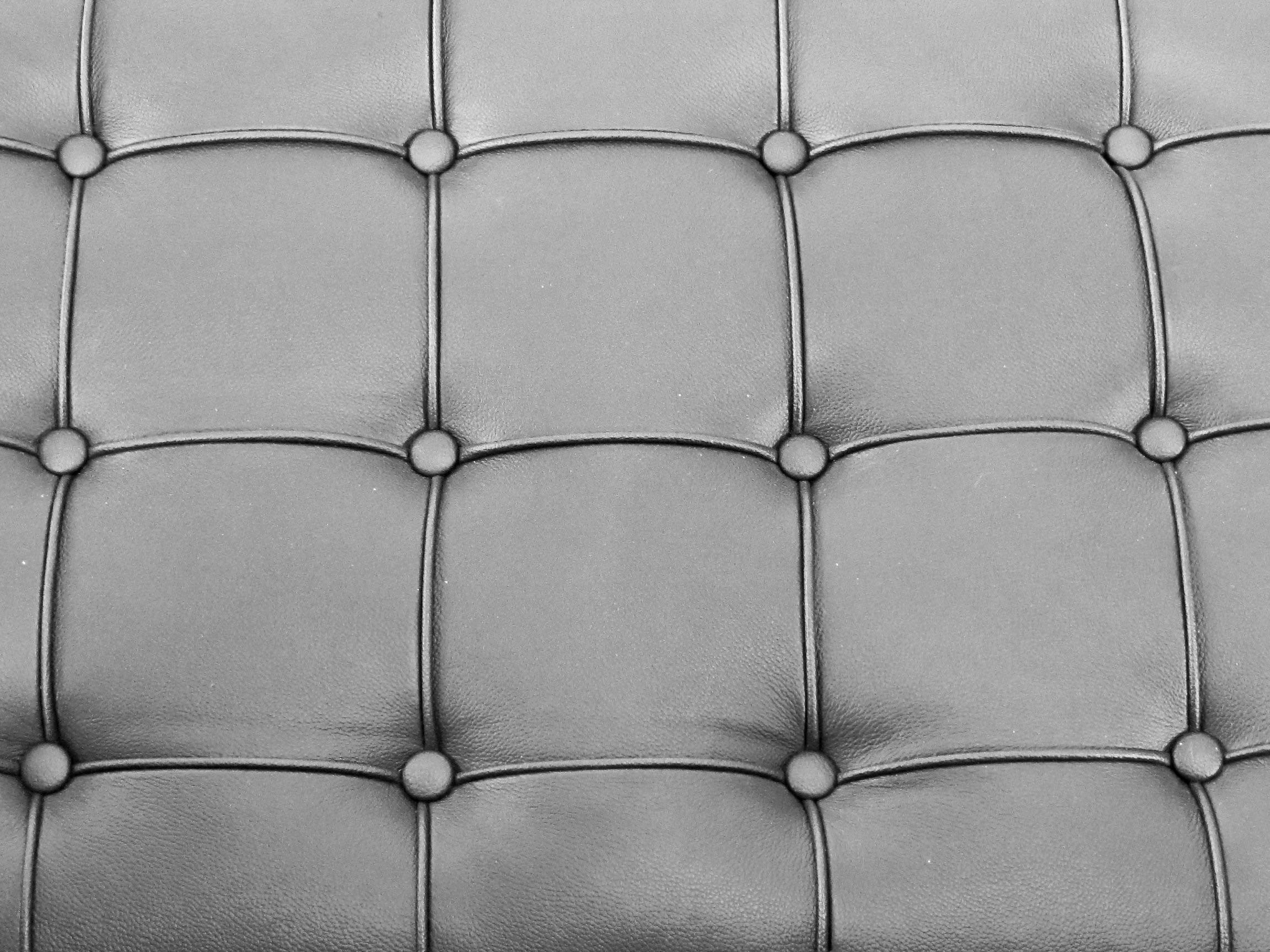 Coppia di sedie Barcelona in stile Knoll in pelle nera con struttura in acciaio cromato lucido in vendita 2