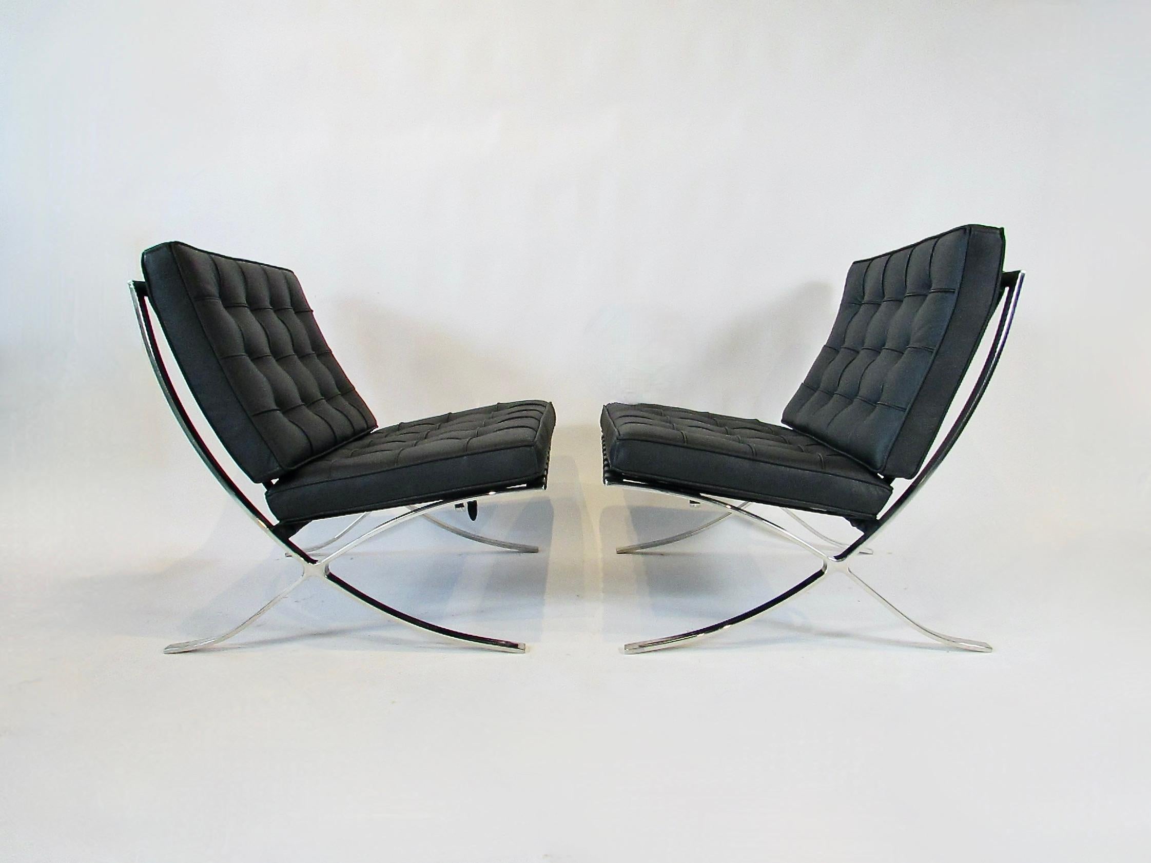 Coppia di sedie Barcelona  acquistata di recente presso l'ufficio esecutivo locale di Detroit. Poca o nessuna usura. Non è una produzione Knoll, ma la qualità è molto buona e il prezzo è quello.  Questo design iconico del Bauhaus di metà secolo è
