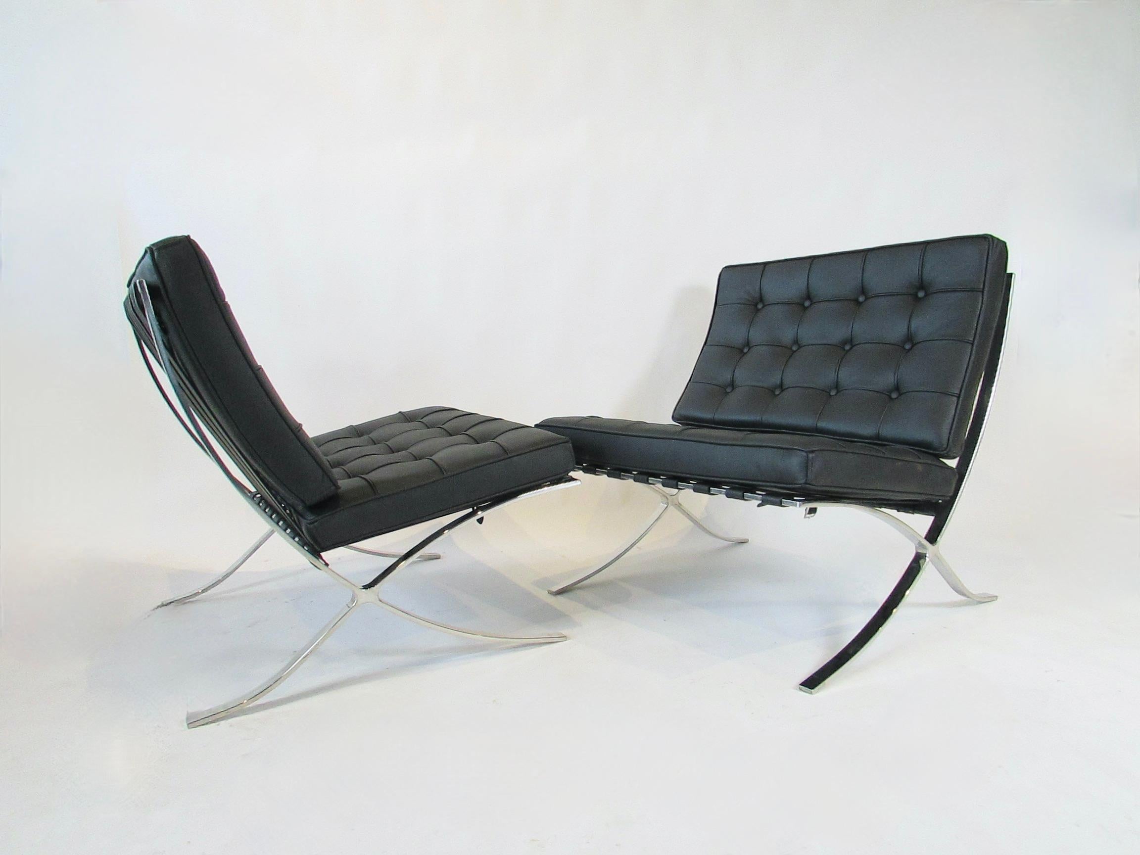 Mid-Century moderno Coppia di sedie Barcelona in stile Knoll in pelle nera con struttura in acciaio cromato lucido in vendita