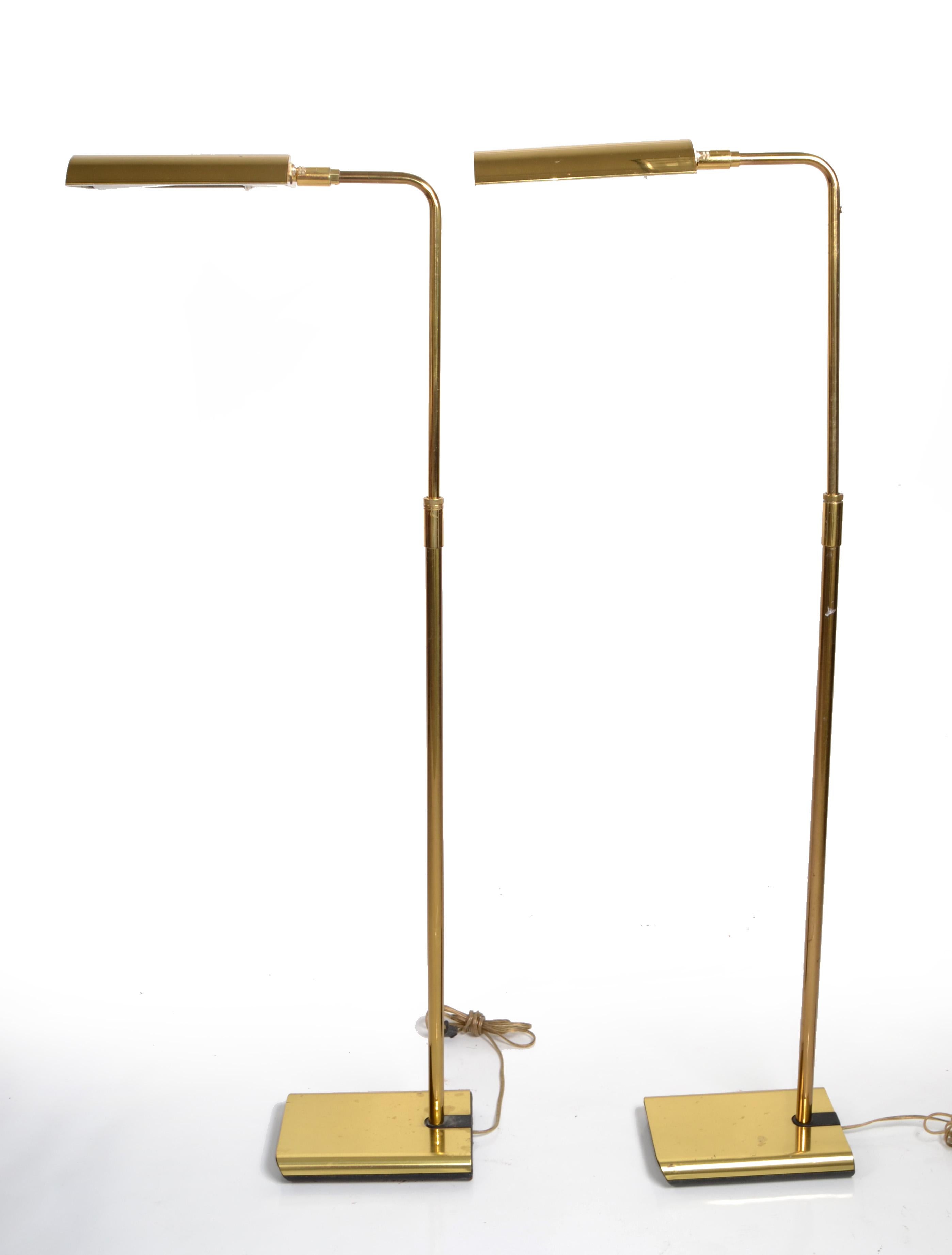Ein Paar moderne Stehlampen aus Messing aus der Jahrhundertmitte stammen von der angesehenen amerikanischen Firma Koch & Lowy, die alle Arten von Beleuchtung entwarf, von Tisch- und Stehlampen bis hin zu Kronleuchtern. 
Sie ist am besten bekannt und