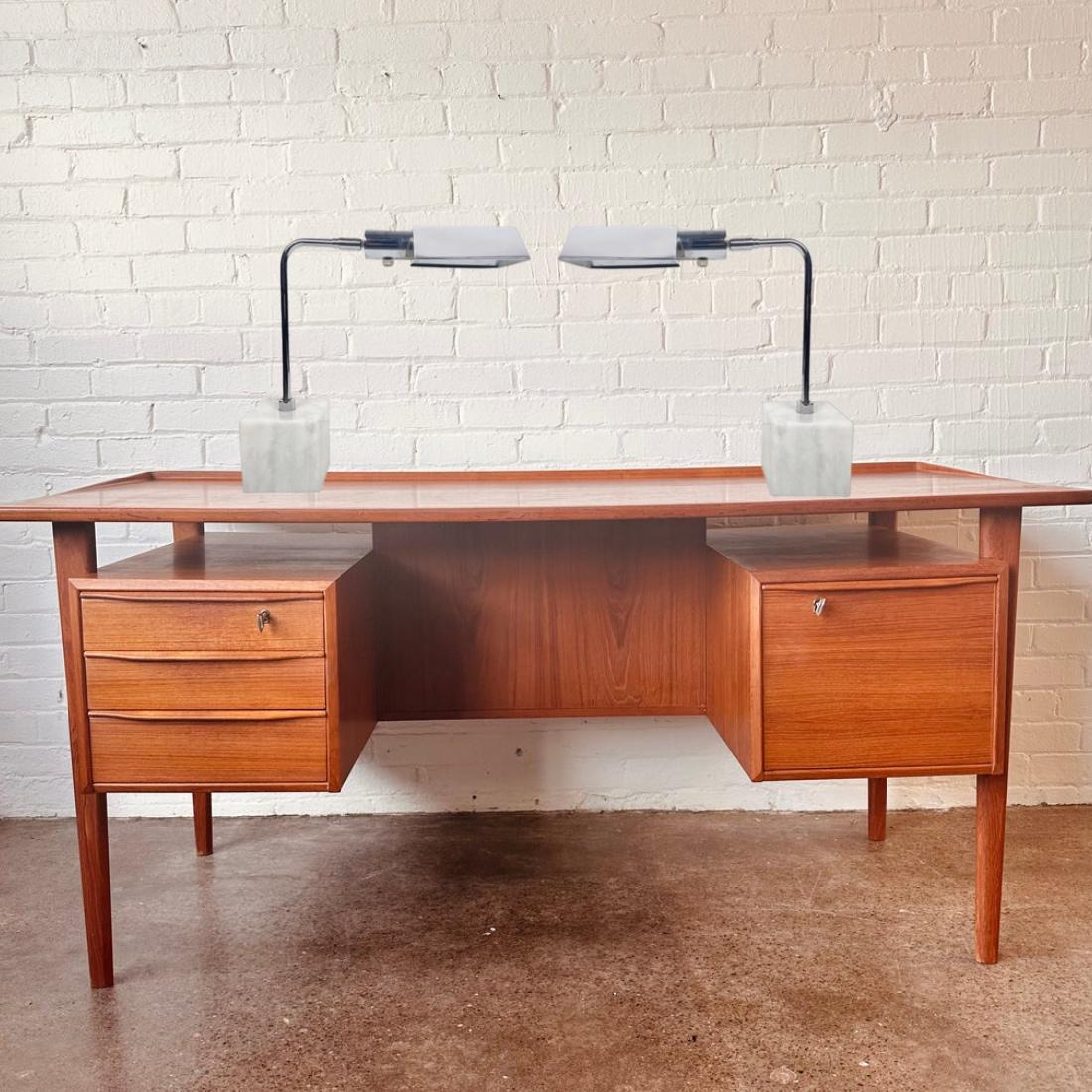 Paire de lampes de table Koch & Lowy, moderne du milieu du siècle, OMI, chrome, base en marbre de Carrare en vente 3
