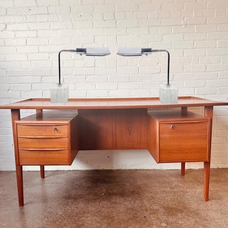 Paire de lampes de table Koch & Lowy, moderne du milieu du siècle, OMI, chrome, base en marbre de Carrare en vente 4