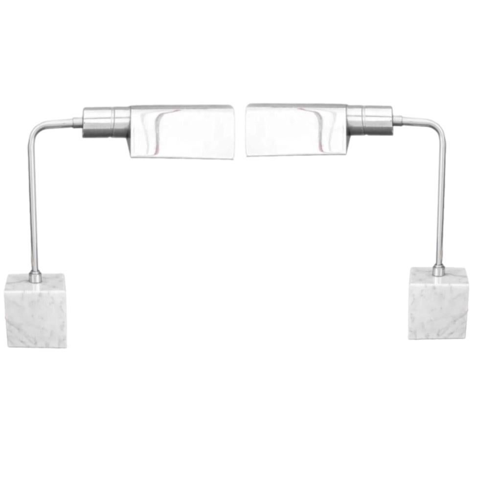 Paire de lampes de table ou de bureau à bras pivotant Koch & Lowy sur base cubique en marbre de Carrare 

Des éclairages design-Light épurés, minimalistes et haut de gamme.  Les ombres tournent et se balancent. 

Rare à trouver dans cet état et en