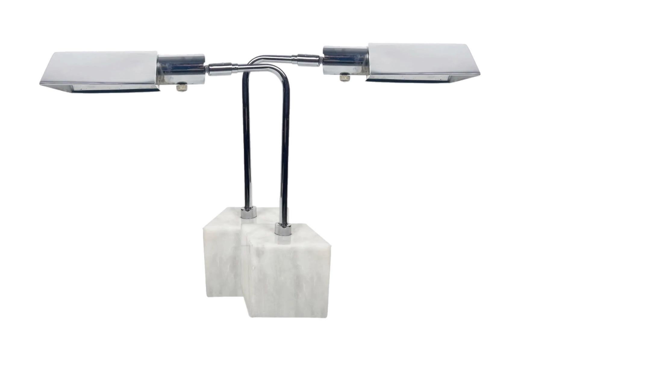 Paire de lampes de table Koch & Lowy, moderne du milieu du siècle, OMI, chrome, base en marbre de Carrare en vente 1