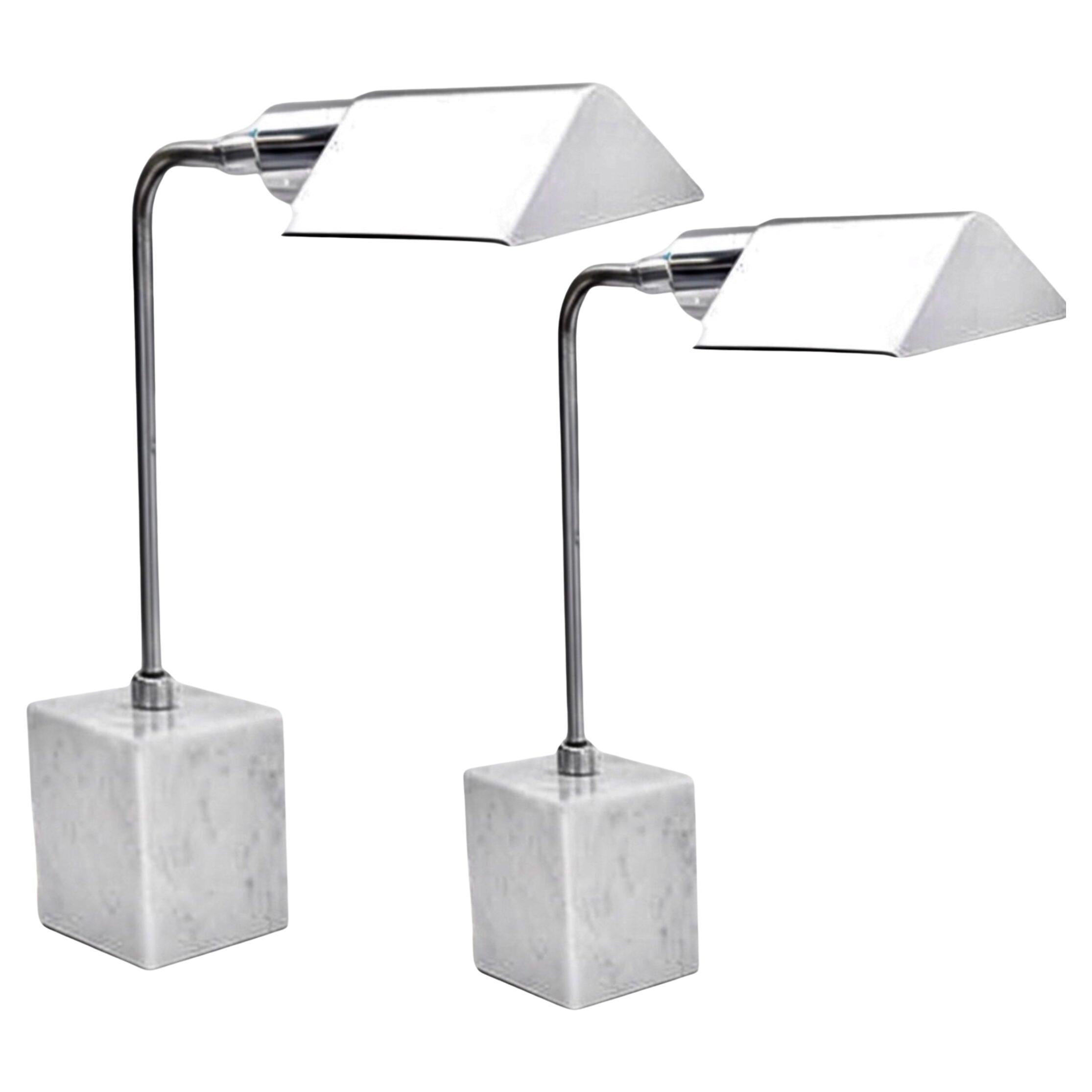 Paire de lampes de table Koch & Lowy, moderne du milieu du siècle, OMI, chrome, base en marbre de Carrare en vente