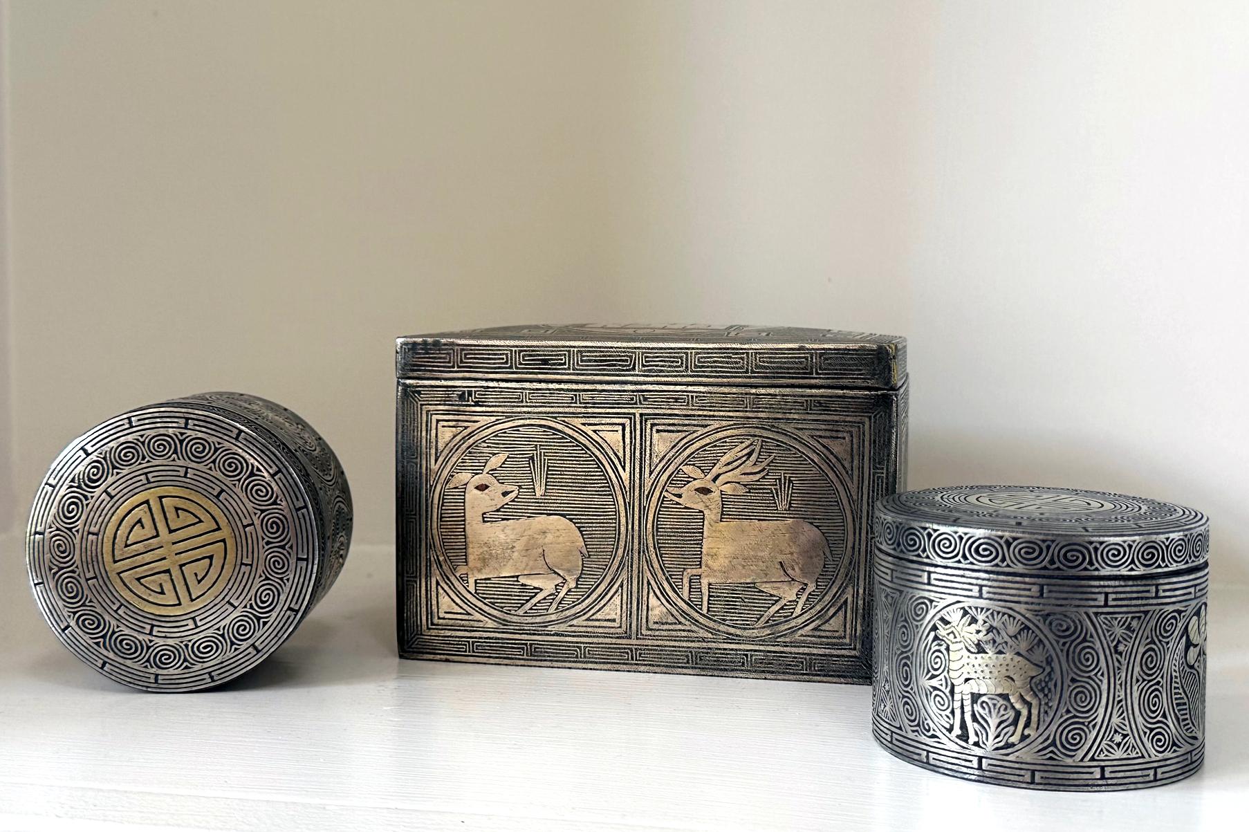 Paar koreanische Eisenkiste mit Silbereinlagen aus der Joseon Dynasty im Angebot 12
