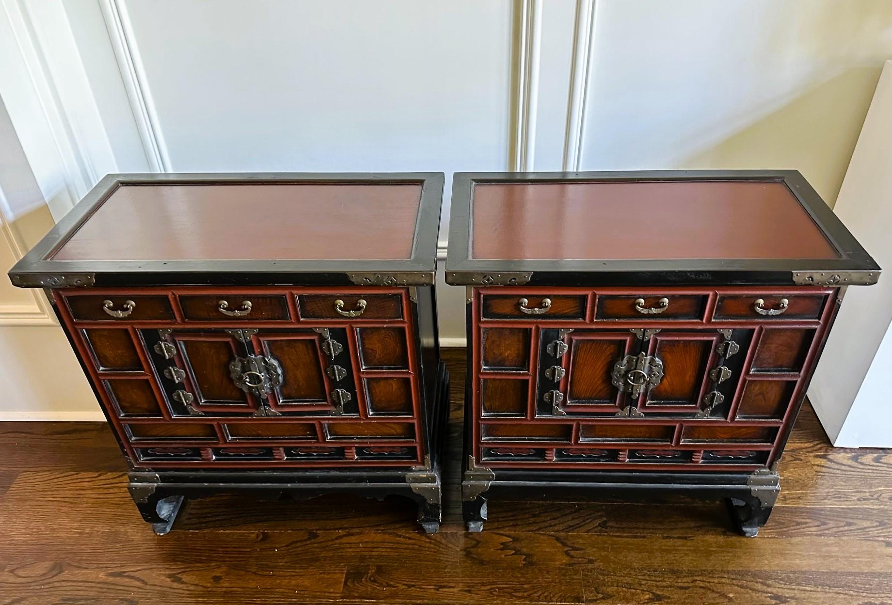 Pair Korean Lacquered Head side Chests Morijangs Joseon Dynasty In Good Condition For Sale In Atlanta, GA