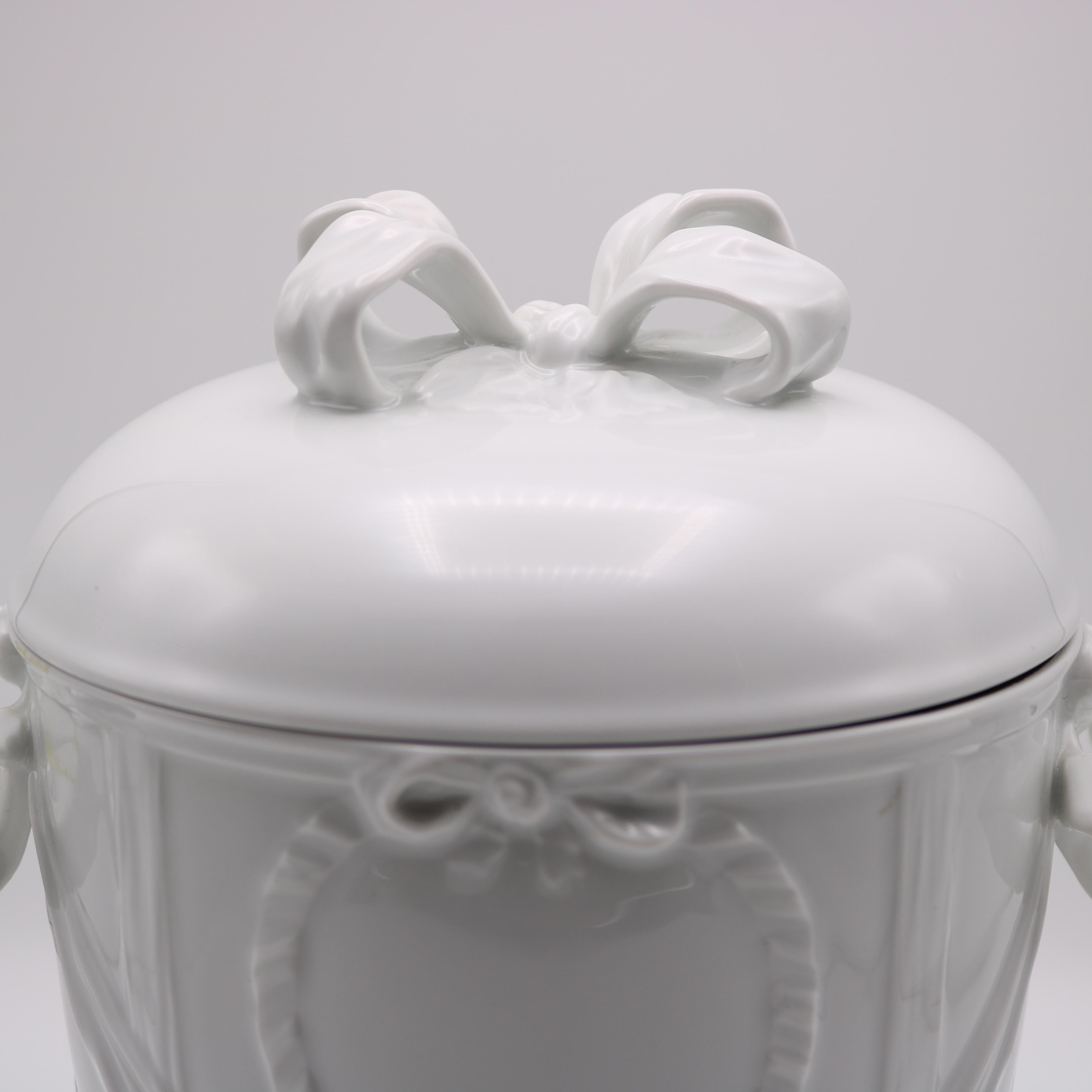 Pareja de jarrones de porcelana KPM 