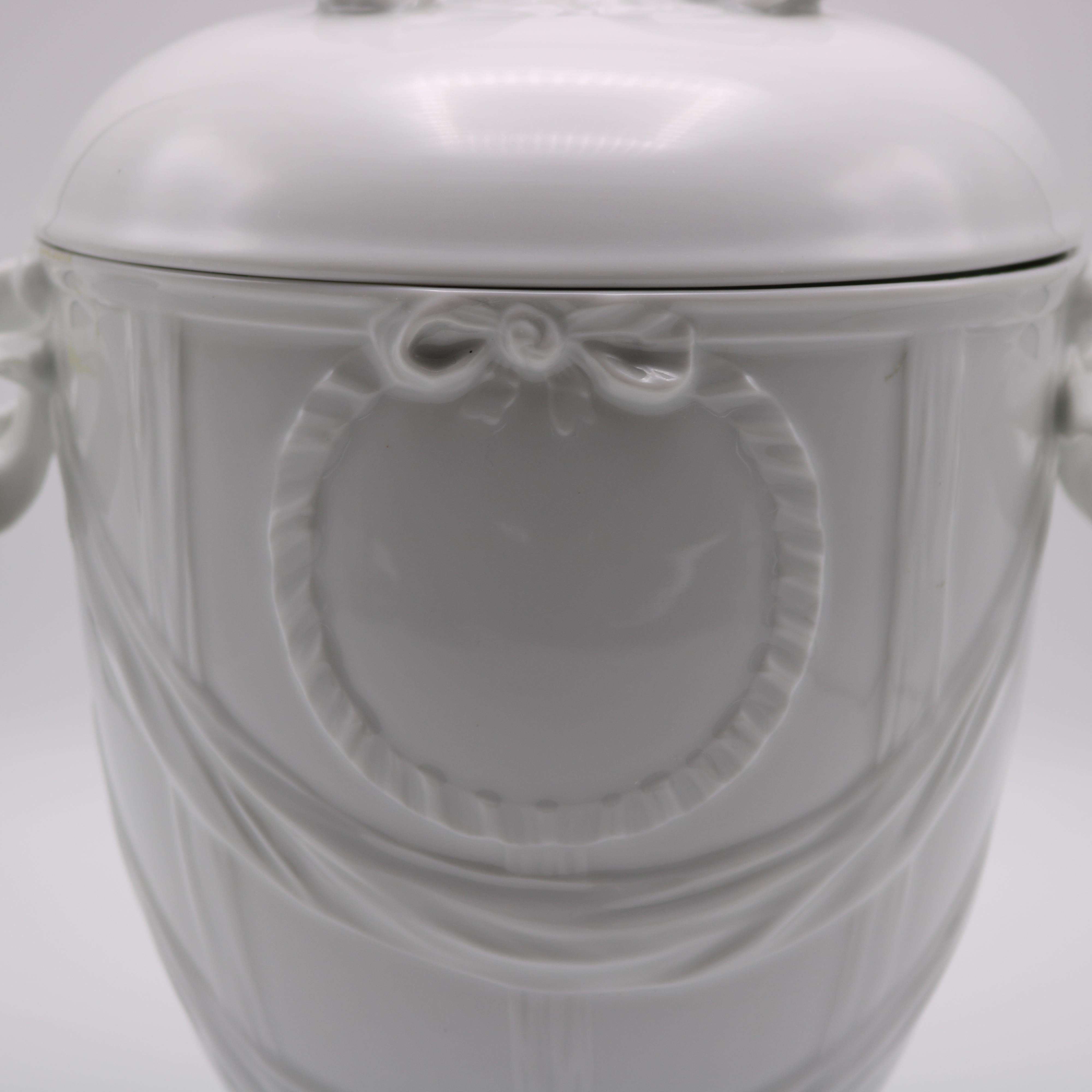 Pareja de jarrones de porcelana KPM 