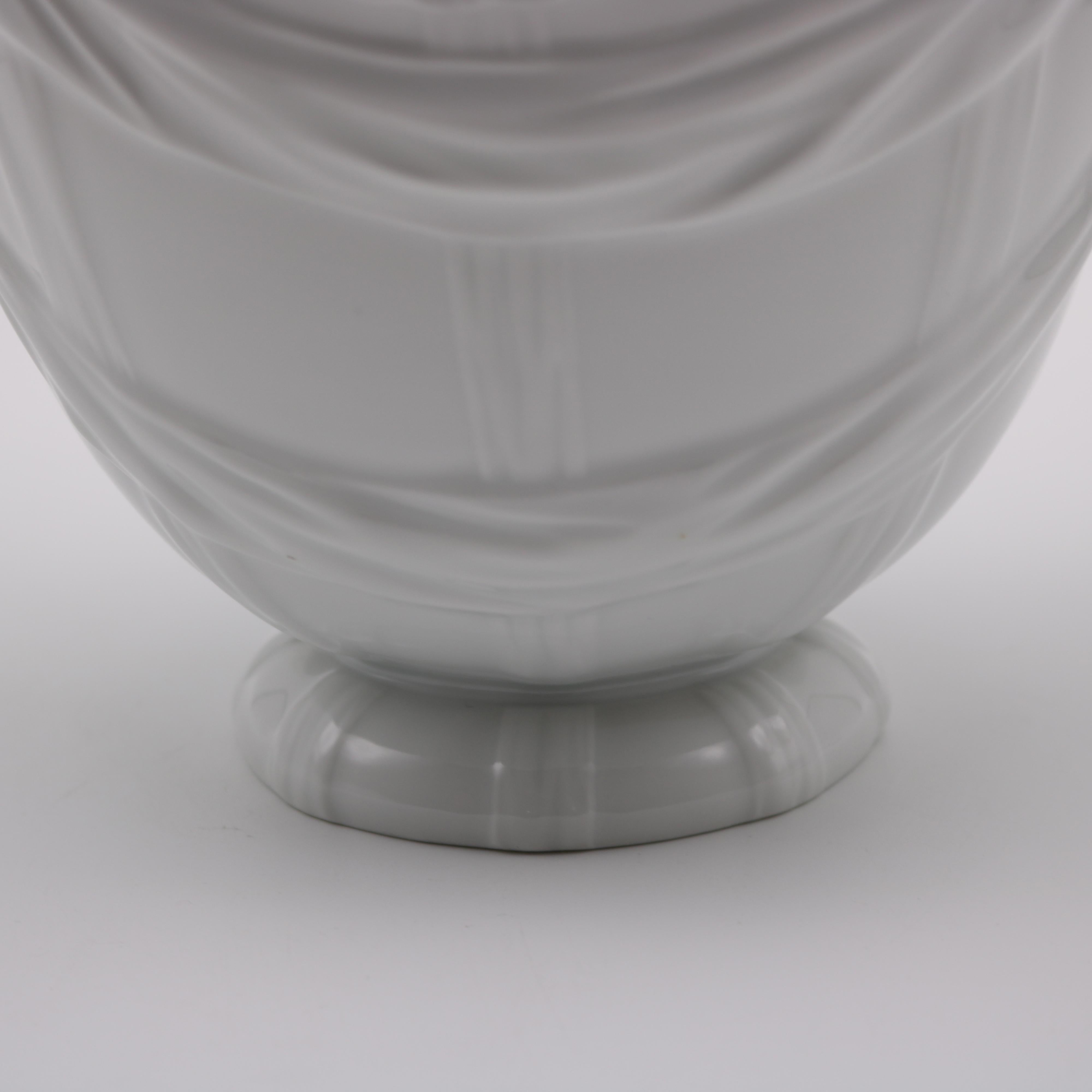 Pareja de jarrones de porcelana KPM 