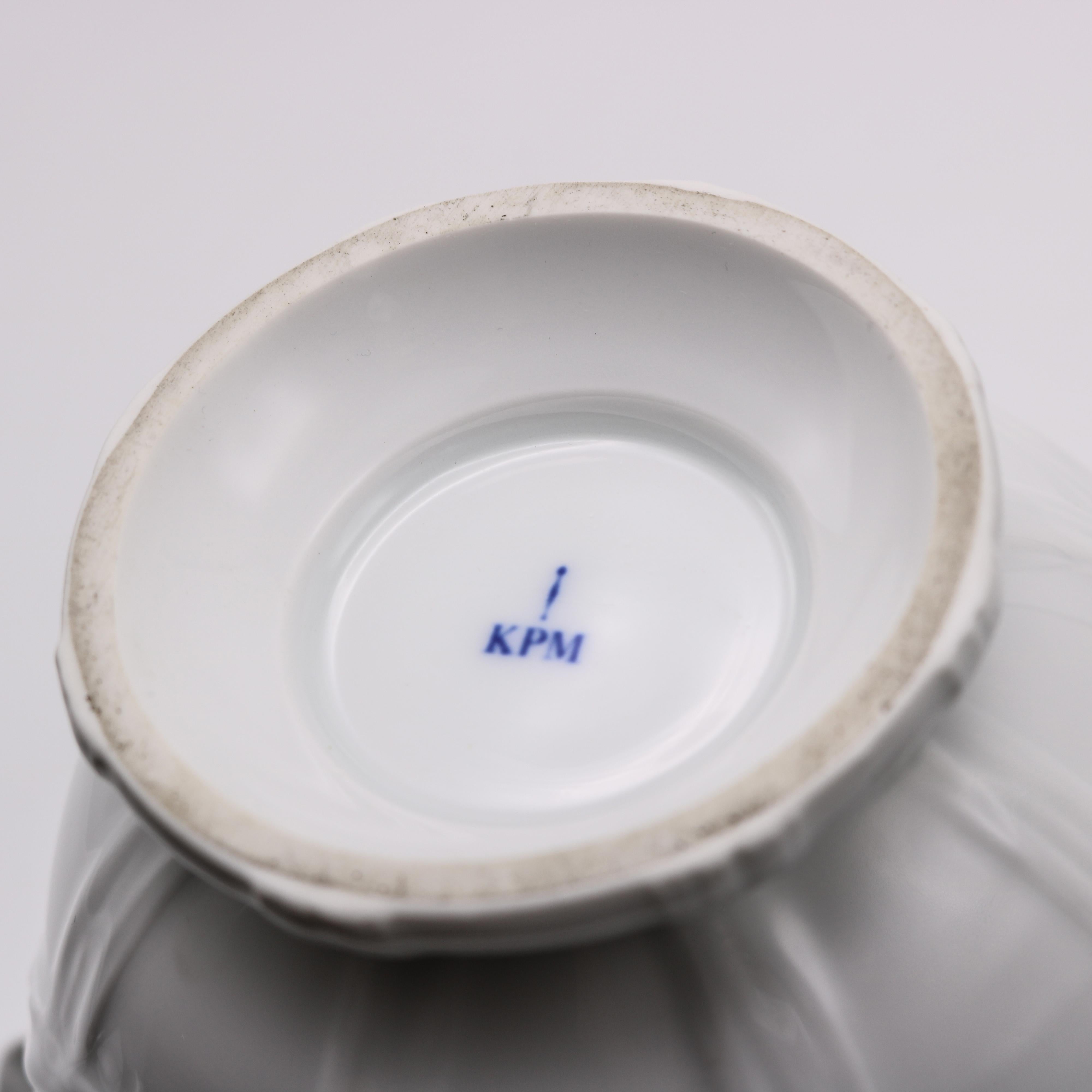 Pareja de jarrones de porcelana KPM 