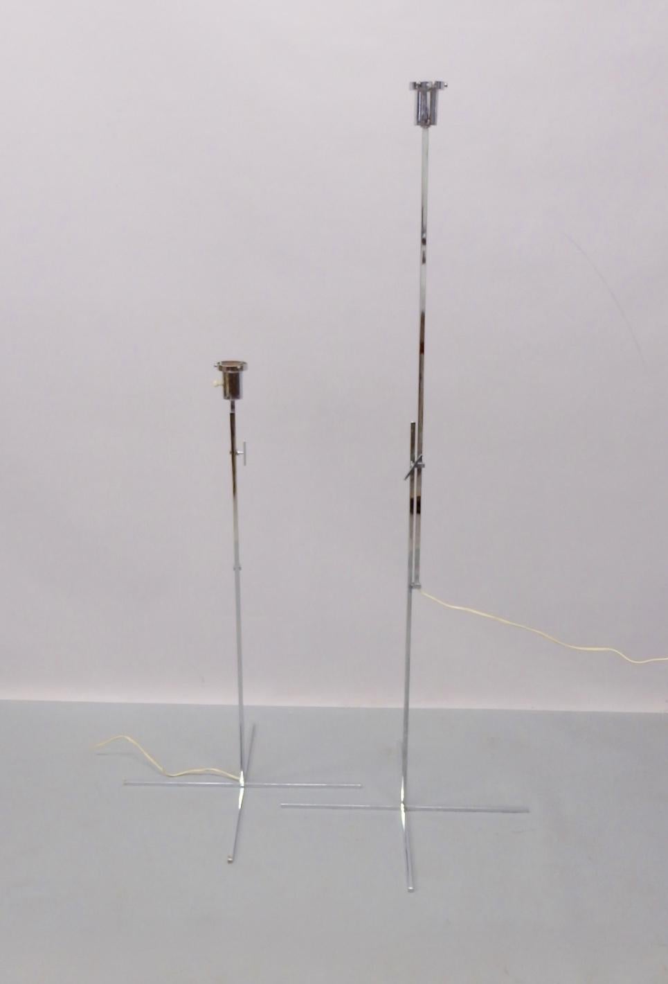 Mid-Century Modern Paire de lampadaires chromés à hauteur réglable Thin Line style Kurt Verson en vente