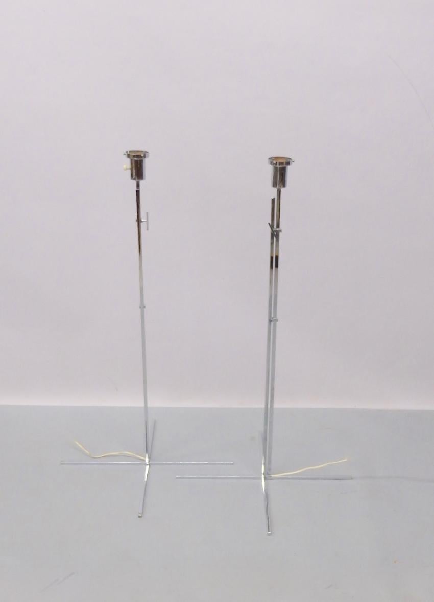 Américain Paire de lampadaires chromés à hauteur réglable Thin Line style Kurt Verson en vente