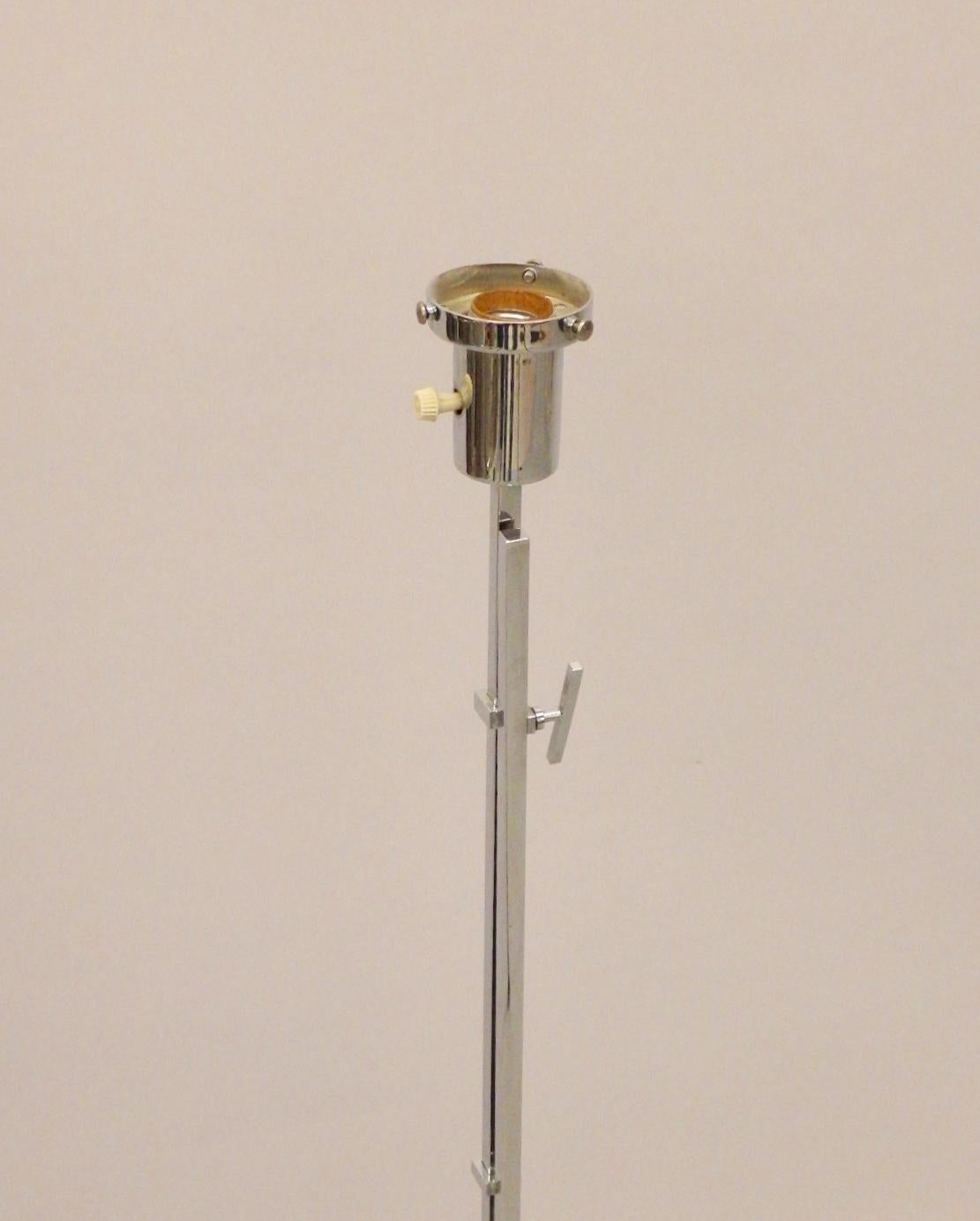 Paire de lampadaires chromés à hauteur réglable Thin Line style Kurt Verson Bon état - En vente à Ferndale, MI
