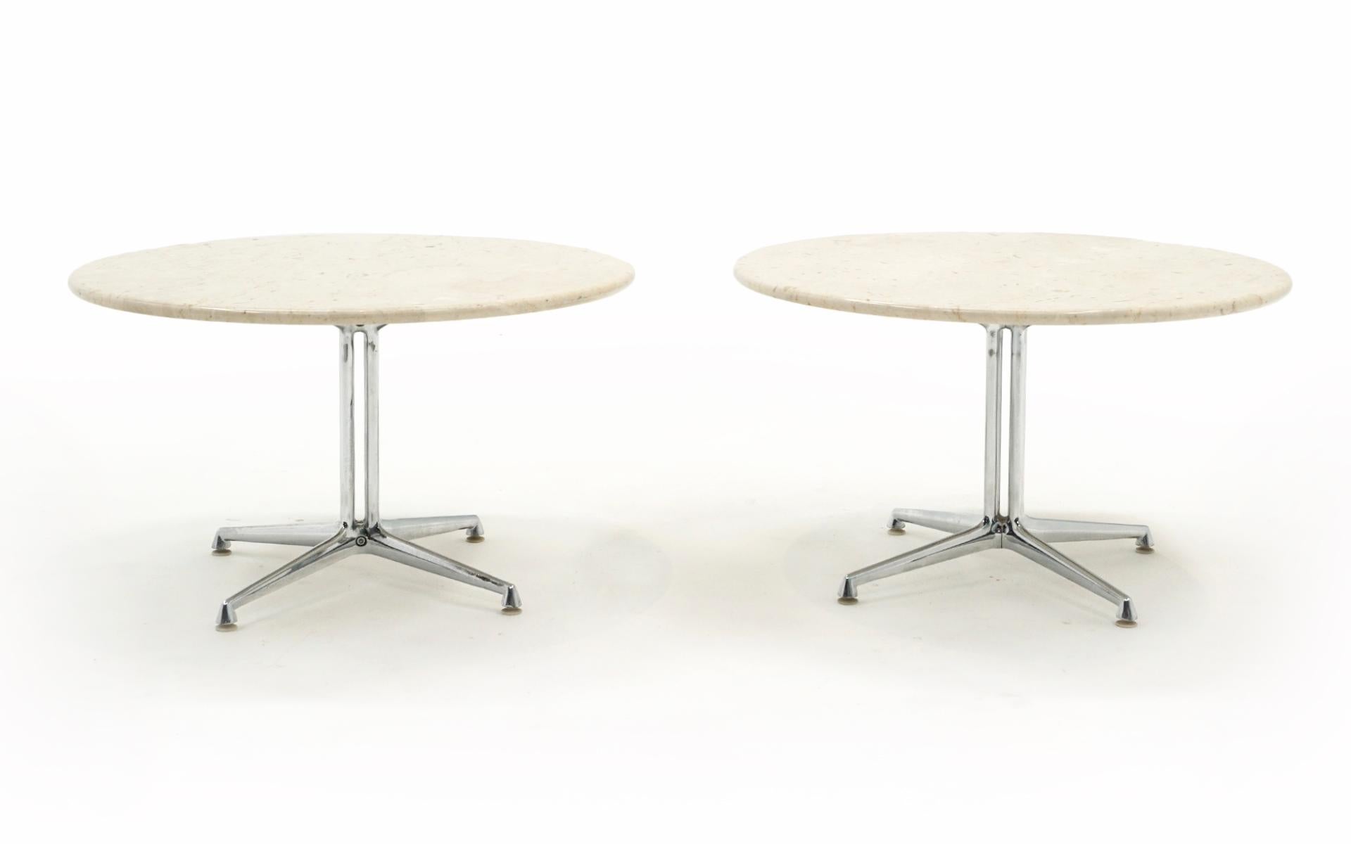 Ein Paar passende La Fonda-Tische, entworfen von Charles und Ray Eames für Alexander Girards La Fonda-Restaurant. Diese beiden Tische stehen seit ihrer Neuanschaffung in den 1970er Jahren zusammen in einem gemeinsamen Büro. Beide weisen, wenn