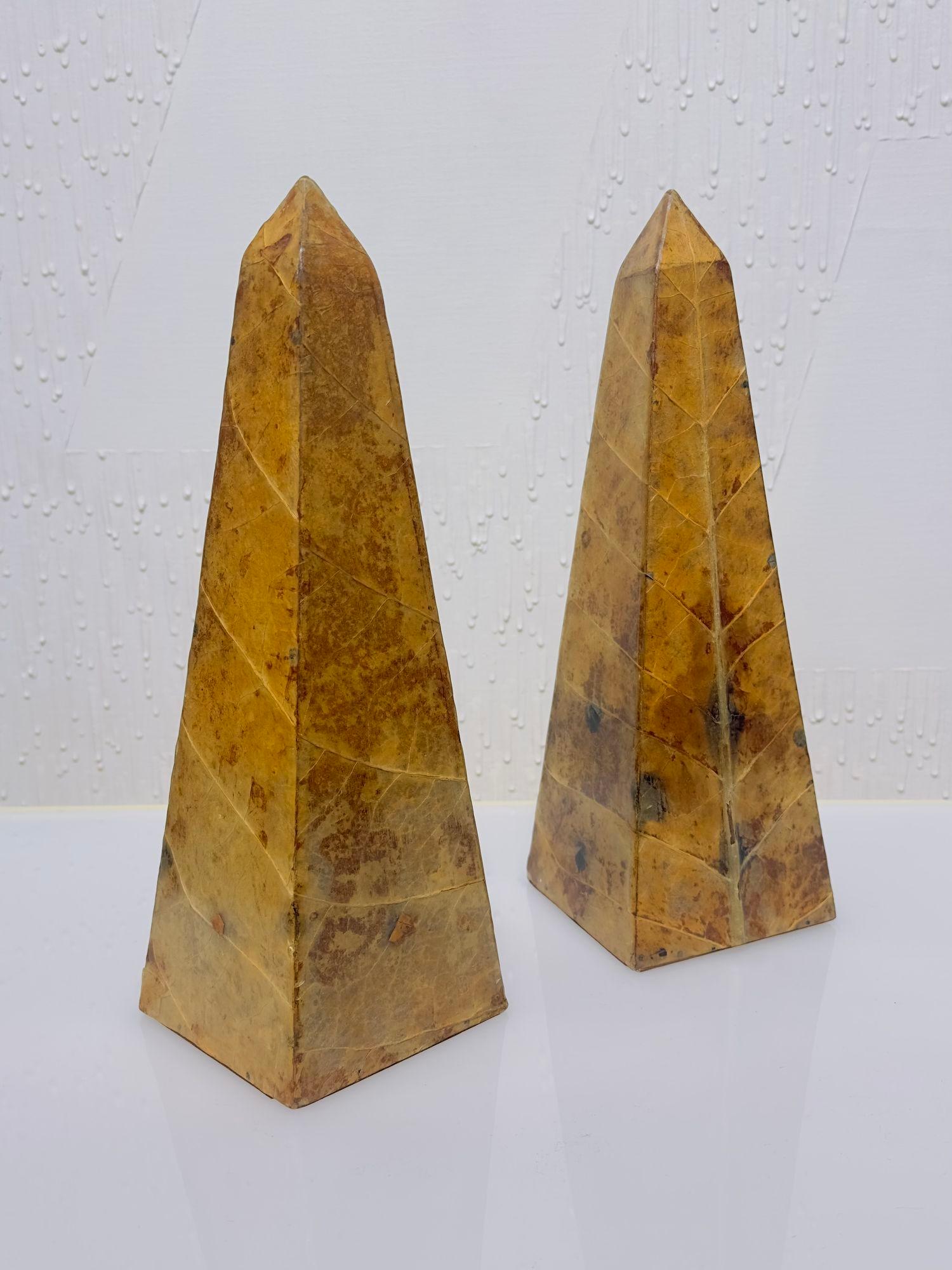 Pair Lacquered Tobacco Leaf Obelisk, Italy 1980. Excellent condition. Rare obelisk shaped pedestals in tobacco leaf by the famous Italian designer Giovanni Patrini. Giovanni Patrini - Tobacco company.
Measures 14