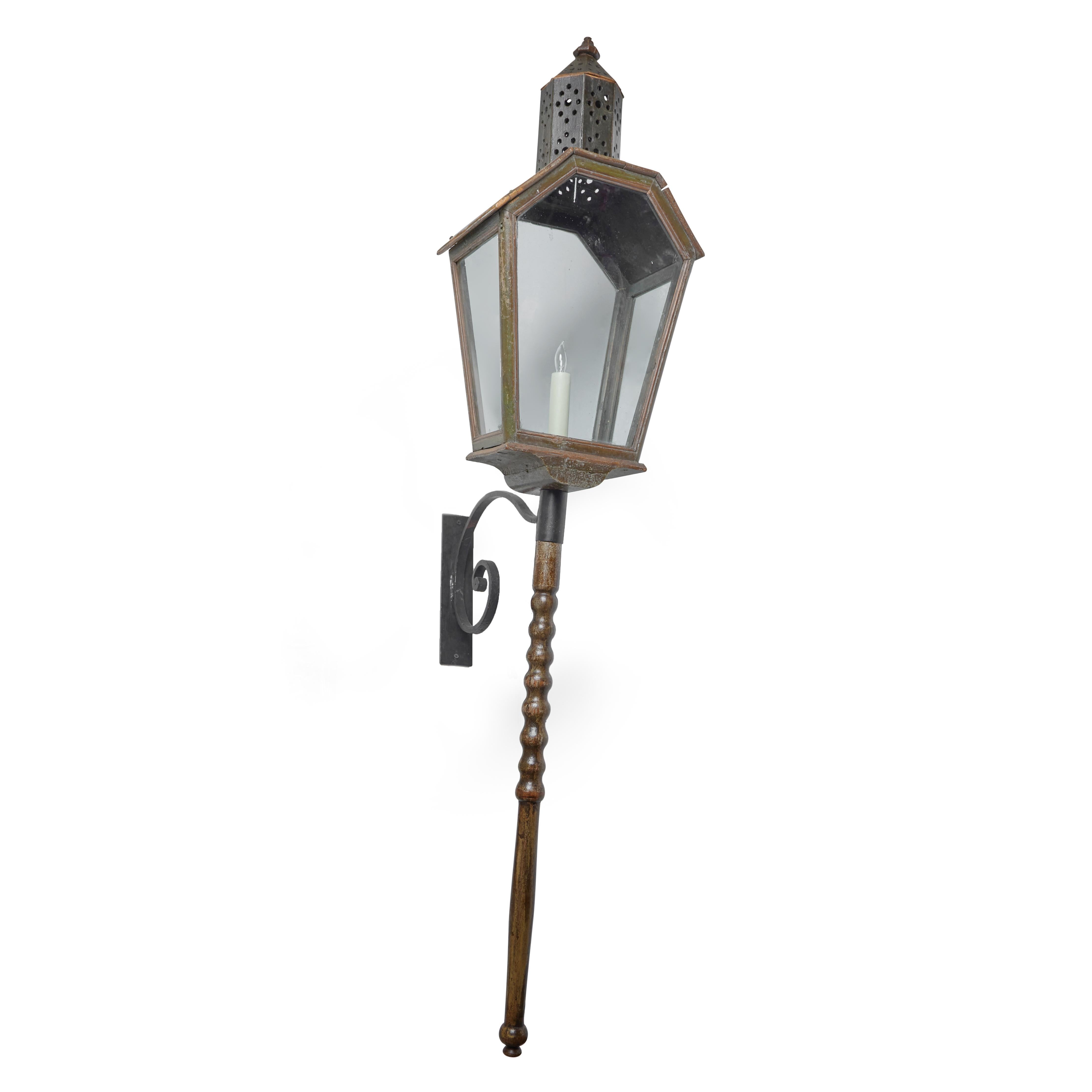 Paire de lanternes à gaz en bois peint, électrifiées, avec verre d'origine. Montures en fer.  Provenant de la région du Piémont en Italie.  Câblé pour les États-Unis
