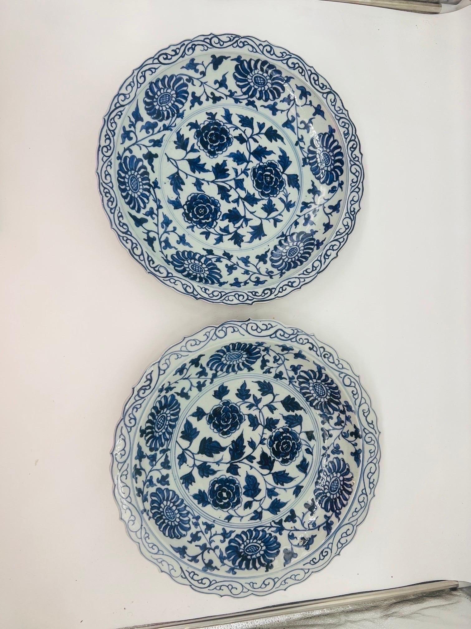 Paire de grands plateaux floraux chinois en porcelaine bleue et blanche Bon état - En vente à Atlanta, GA