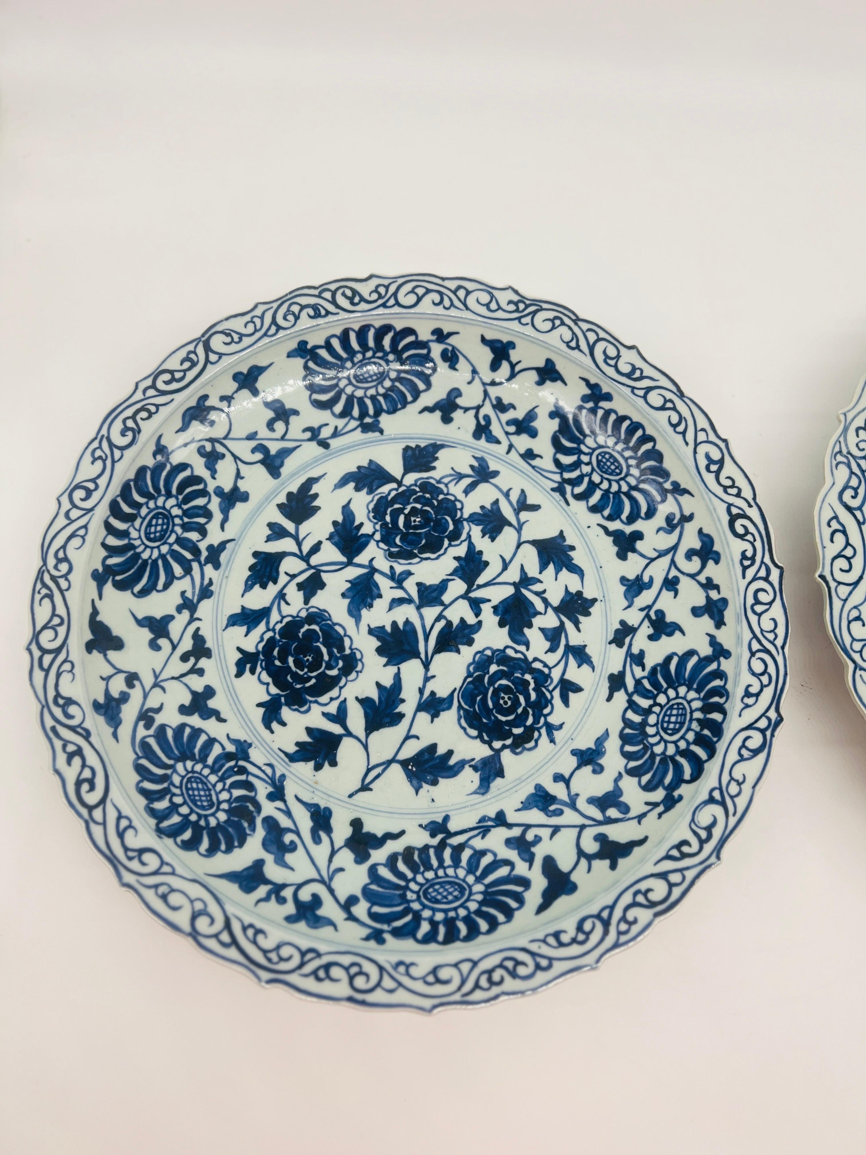 20ième siècle Paire de grands plateaux floraux chinois en porcelaine bleue et blanche en vente