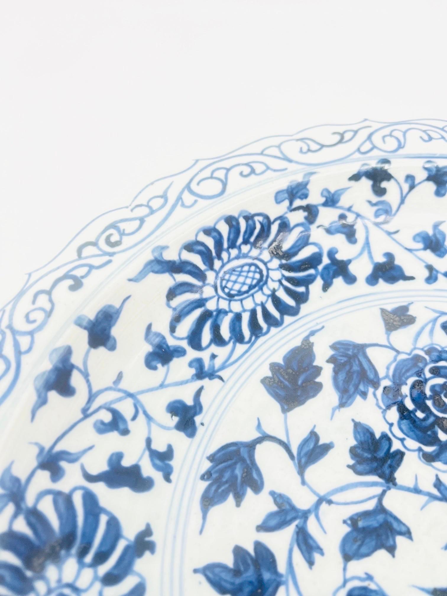 Porcelaine Paire de grands plateaux floraux chinois en porcelaine bleue et blanche en vente
