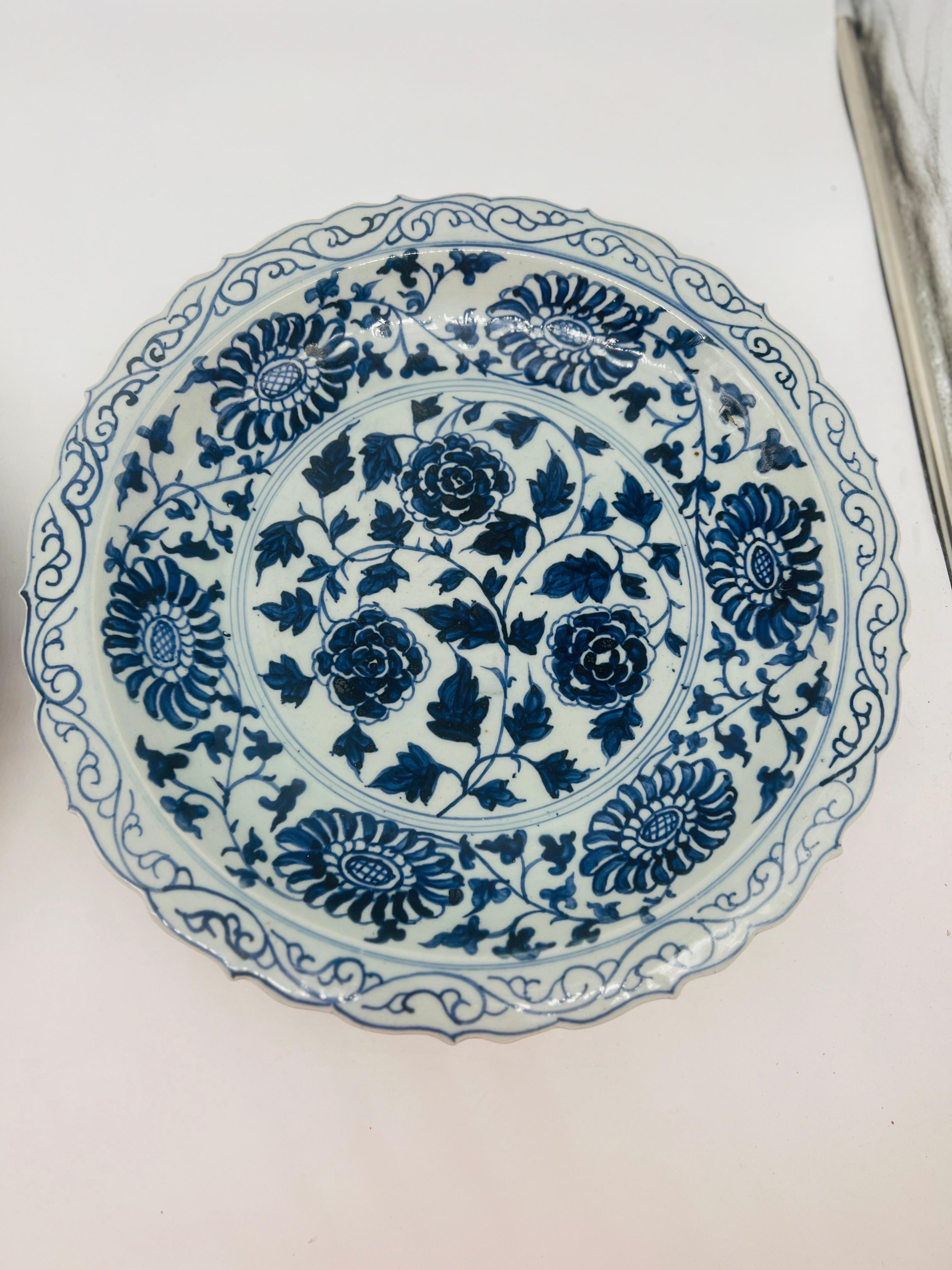 Paire de grands plateaux floraux chinois en porcelaine bleue et blanche en vente 1