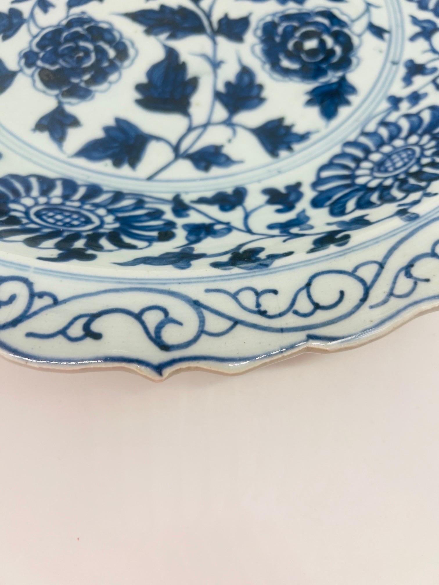 Paire de grands plateaux floraux chinois en porcelaine bleue et blanche en vente 3