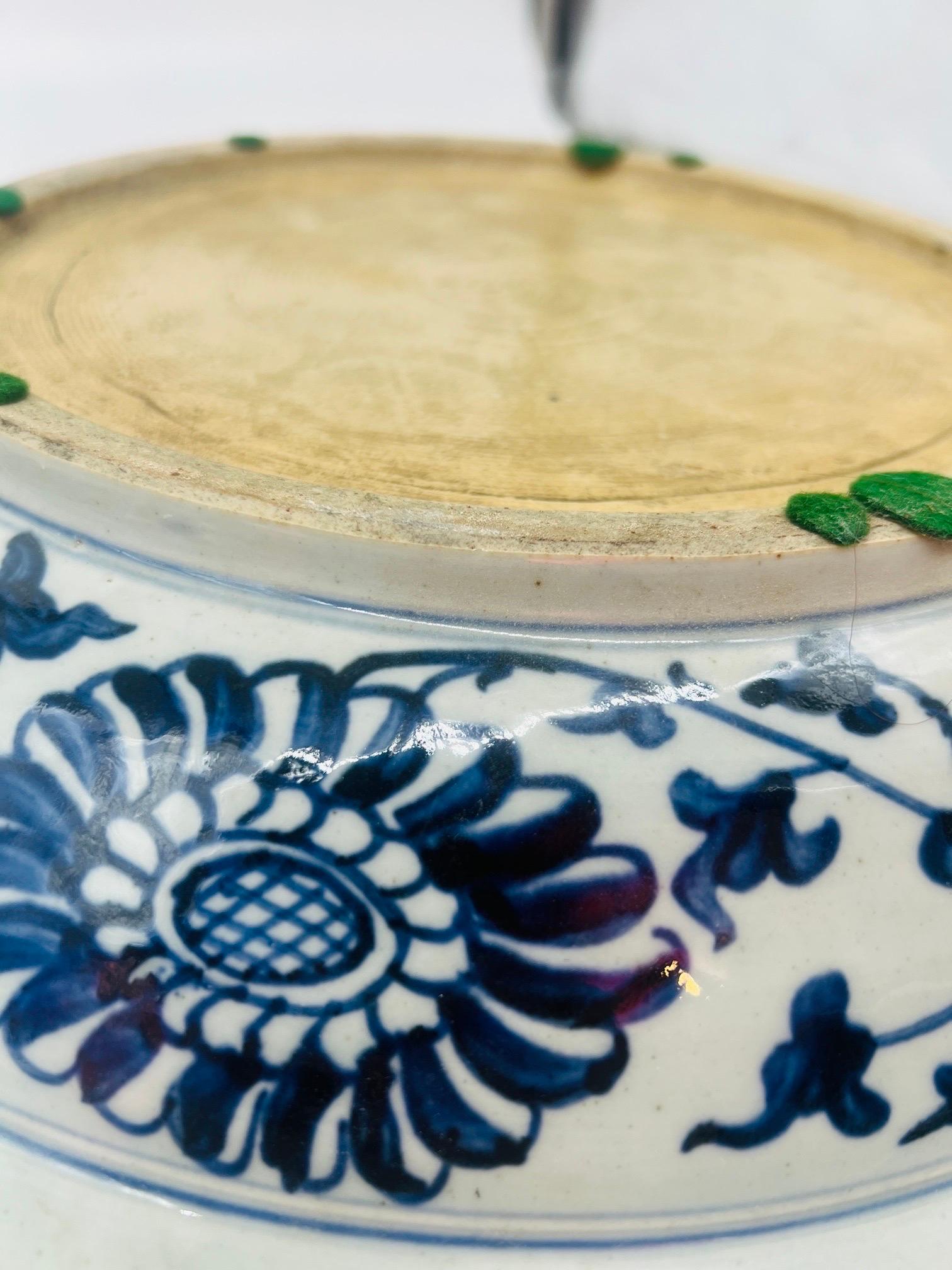 Paire de grands plateaux floraux chinois en porcelaine bleue et blanche en vente 4