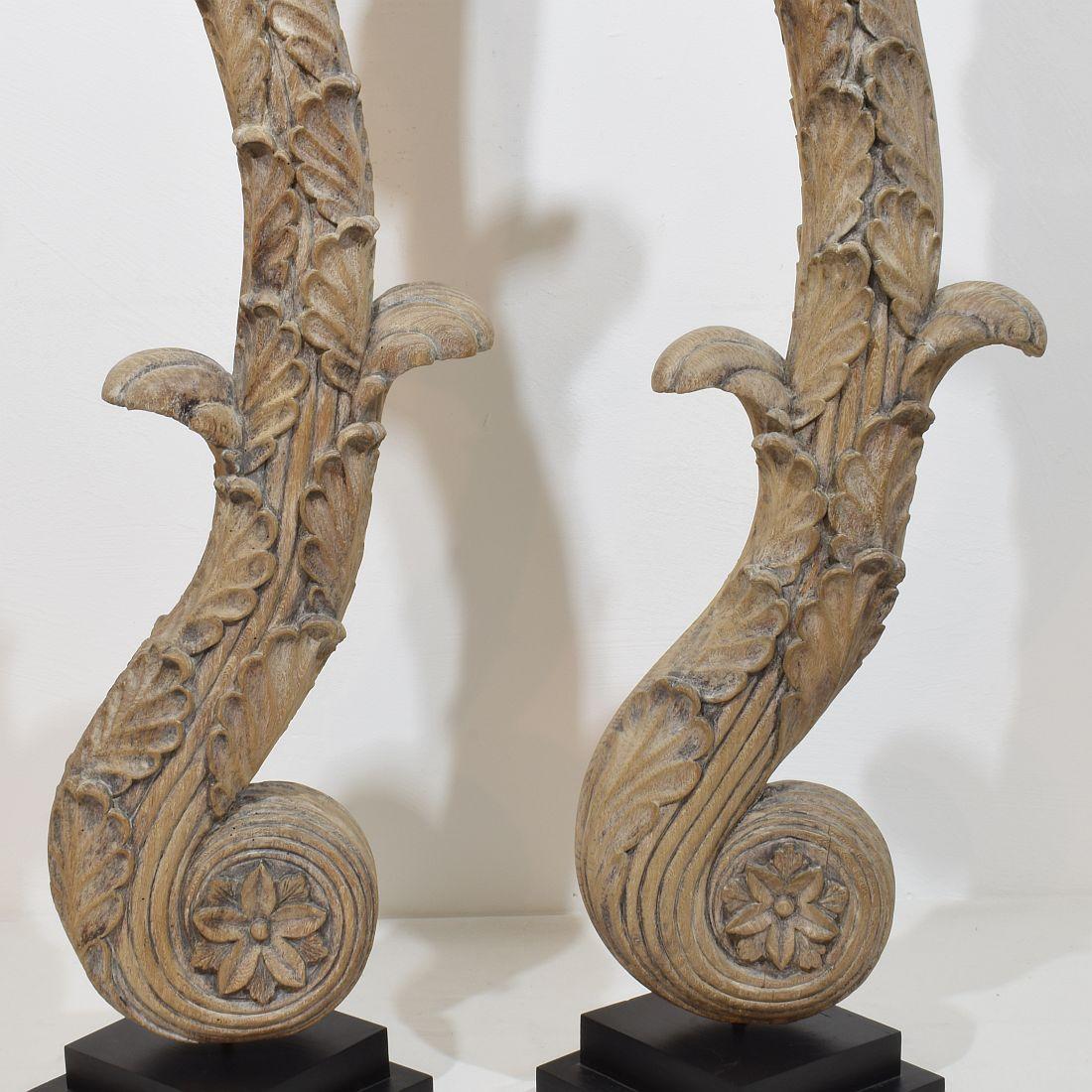 Coppia di grandi ornamenti in legno di quercia intagliato neoclassico francese del XVIII secolo in vendita 2