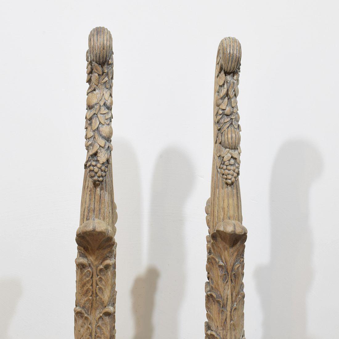 Coppia di grandi ornamenti in legno di quercia intagliato neoclassico francese del XVIII secolo in vendita 3
