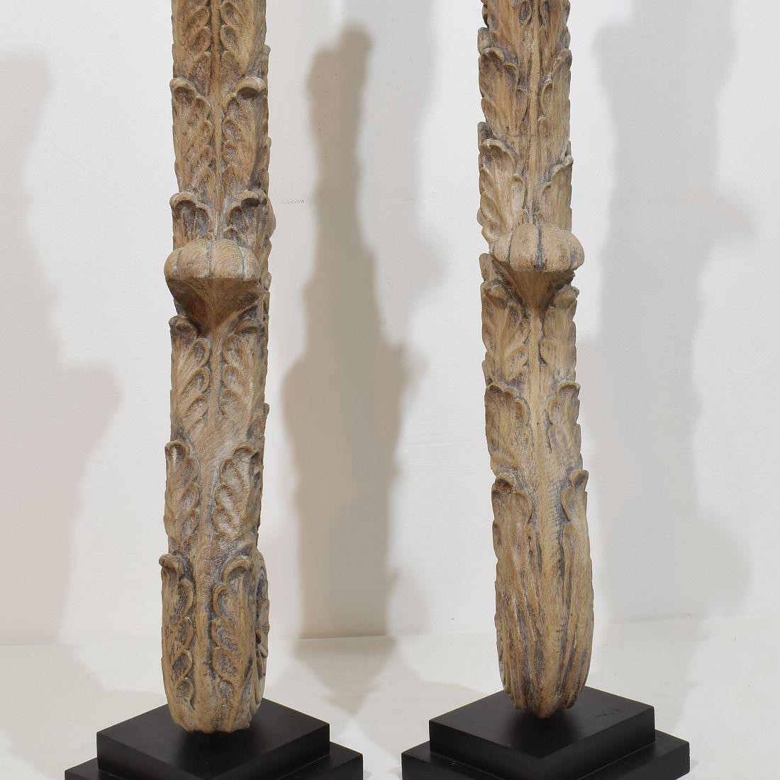Coppia di grandi ornamenti in legno di quercia intagliato neoclassico francese del XVIII secolo in vendita 4