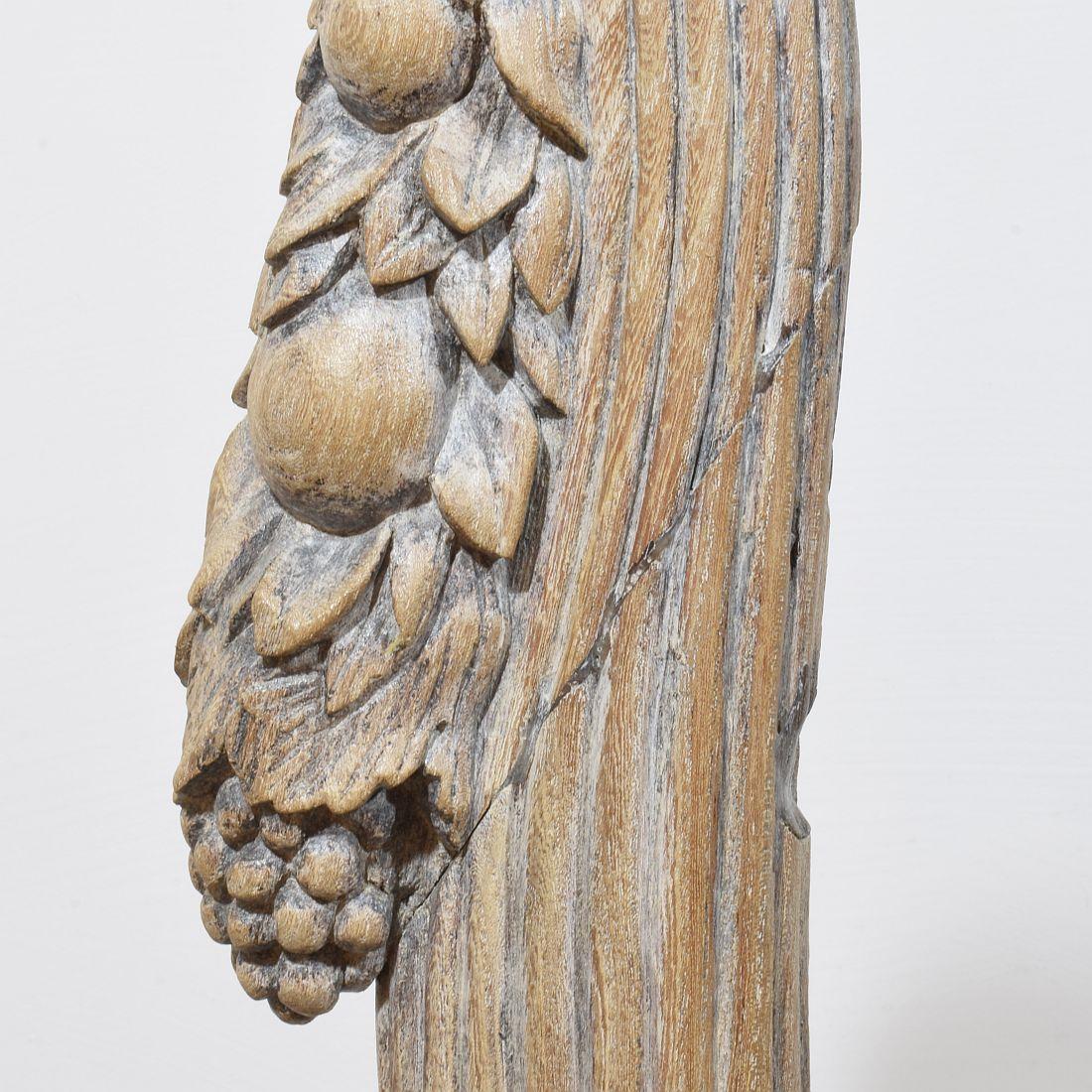Coppia di grandi ornamenti in legno di quercia intagliato neoclassico francese del XVIII secolo in vendita 6