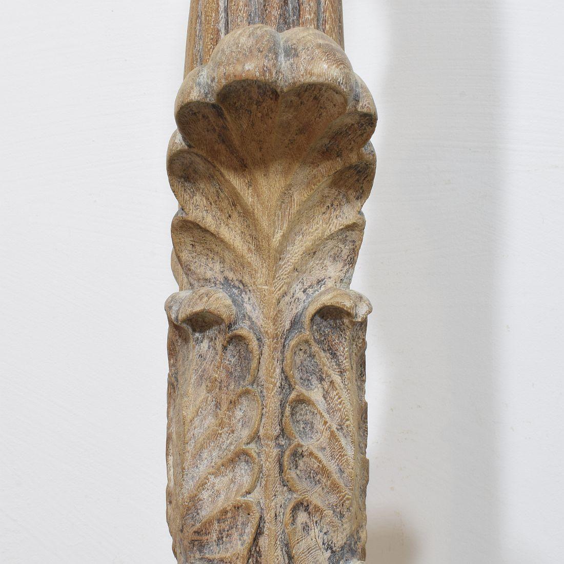 Coppia di grandi ornamenti in legno di quercia intagliato neoclassico francese del XVIII secolo in vendita 7