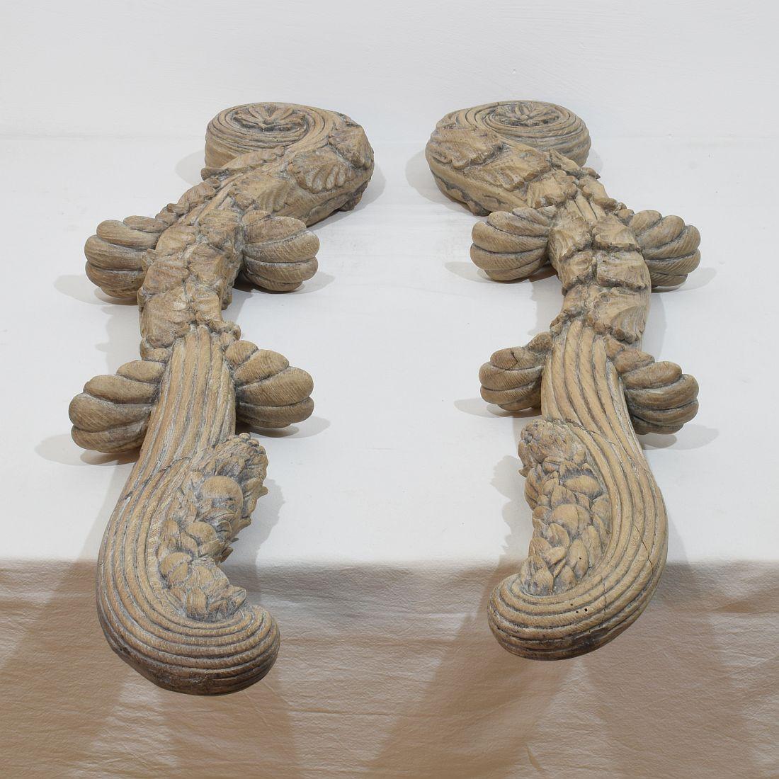 Coppia di grandi ornamenti in legno di quercia intagliato neoclassico francese del XVIII secolo in vendita 10