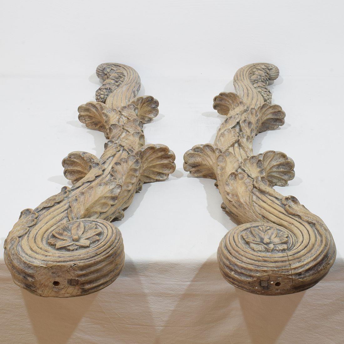 Coppia di grandi ornamenti in legno di quercia intagliato neoclassico francese del XVIII secolo in vendita 11