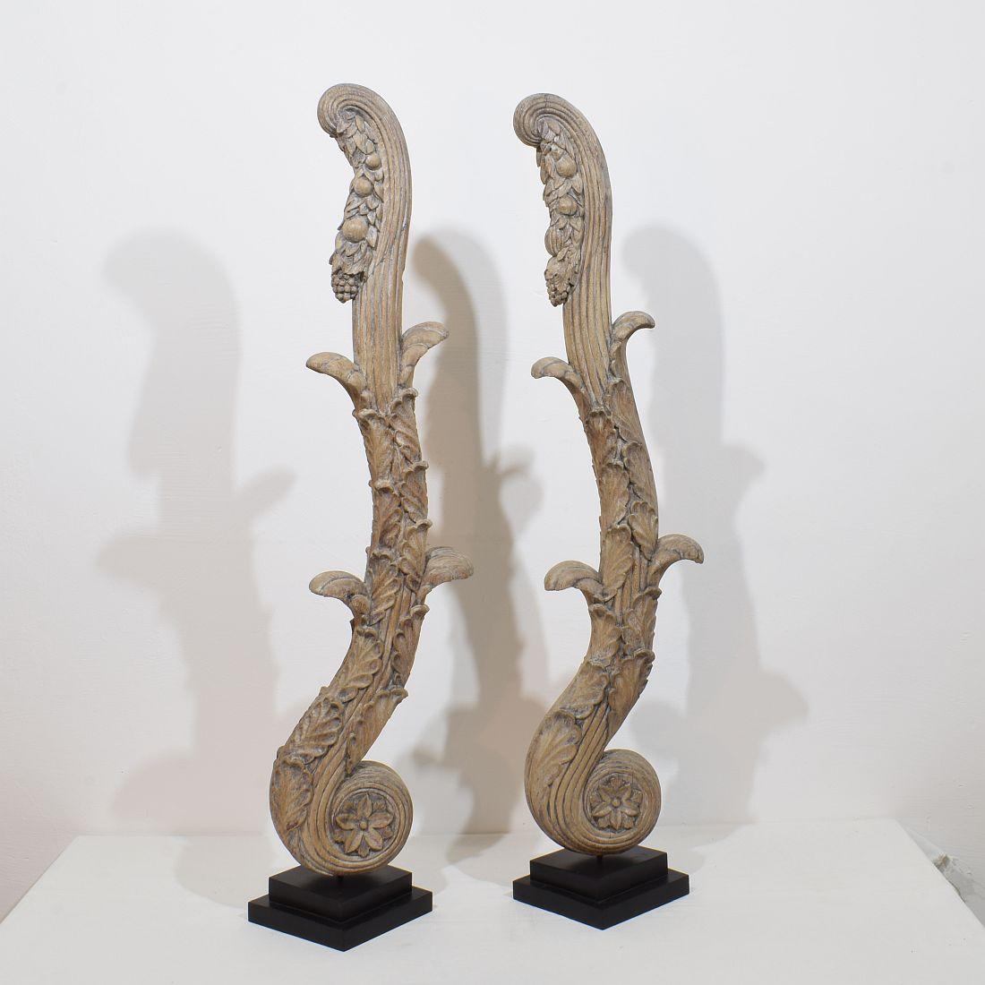 Neoclassico Coppia di grandi ornamenti in legno di quercia intagliato neoclassico francese del XVIII secolo in vendita