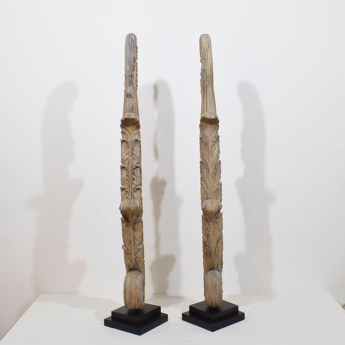 Intagliato a mano Coppia di grandi ornamenti in legno di quercia intagliato neoclassico francese del XVIII secolo in vendita