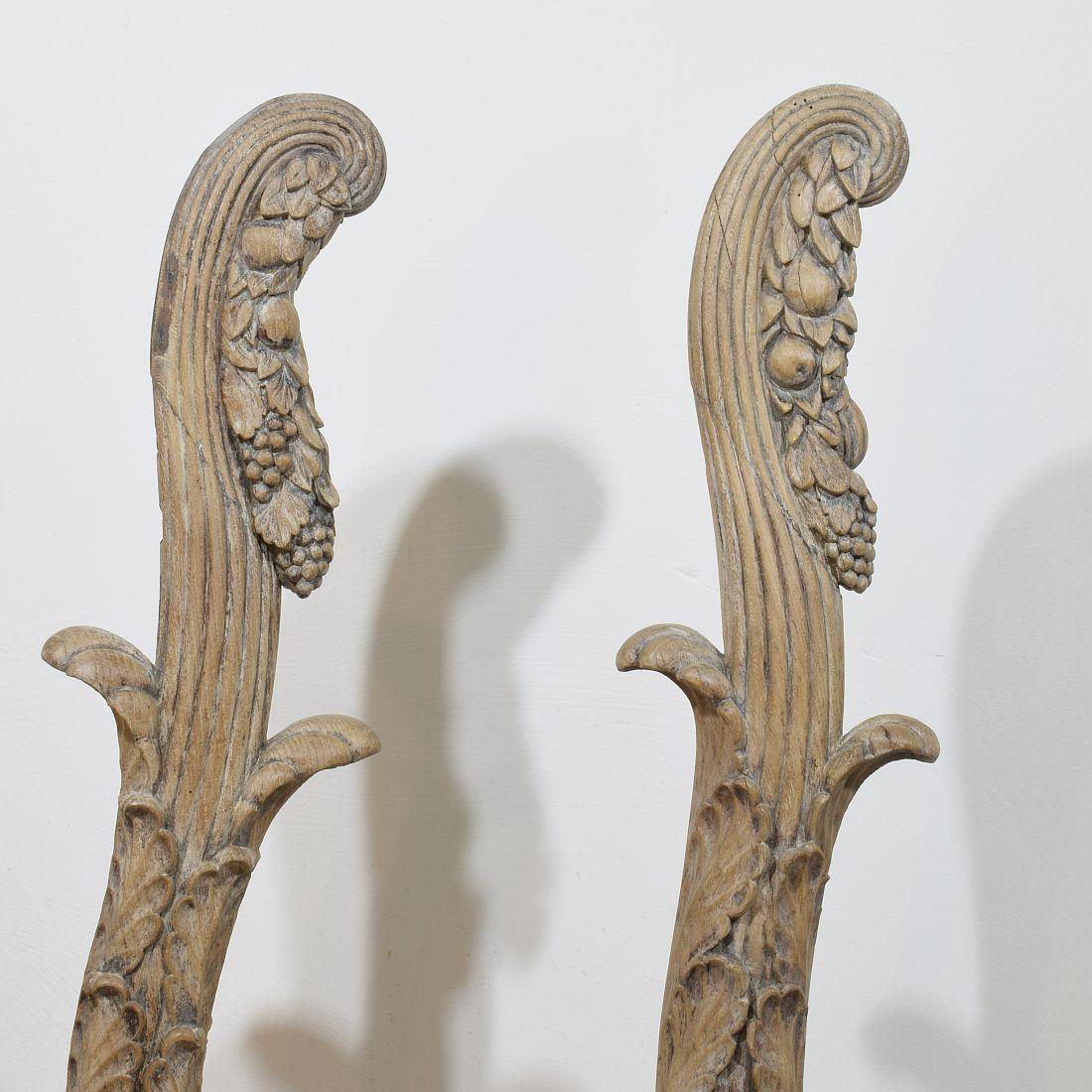 Fino al XVIII secolo Coppia di grandi ornamenti in legno di quercia intagliato neoclassico francese del XVIII secolo in vendita