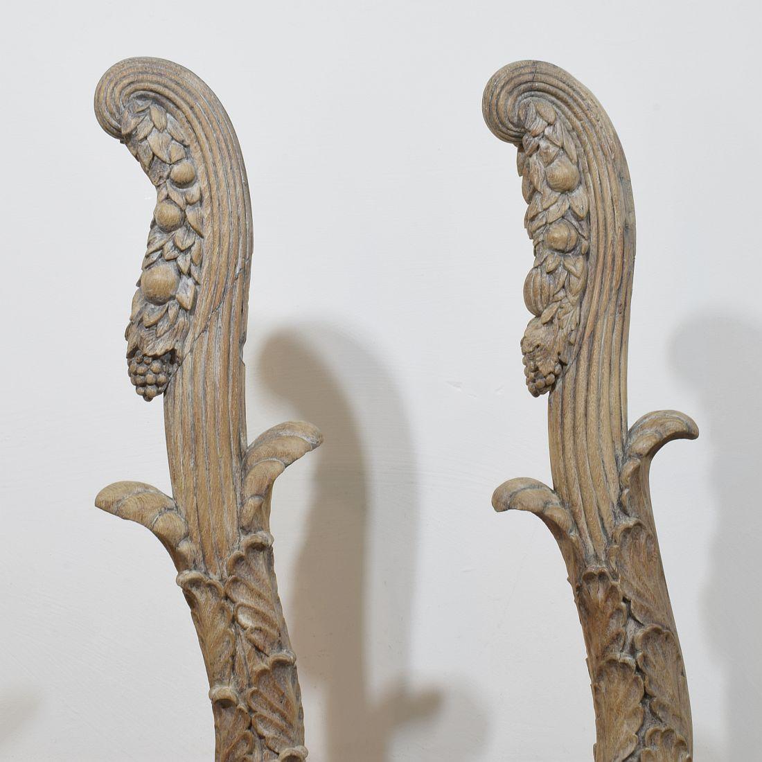 Coppia di grandi ornamenti in legno di quercia intagliato neoclassico francese del XVIII secolo in vendita 1
