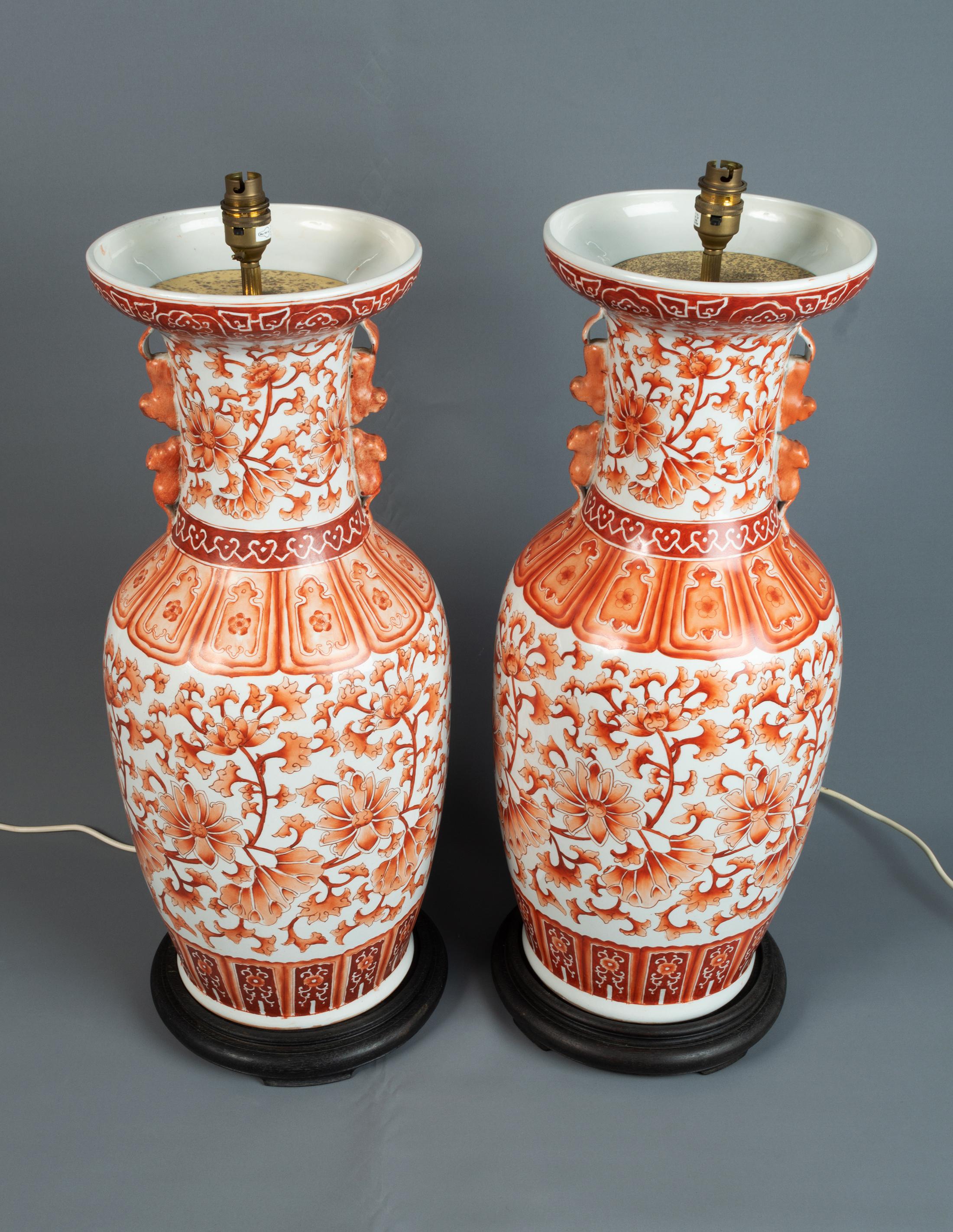 Chinois Paire de grands vases de lampe chinois du 19ème siècle, orange, fleurs et feuillage en vente