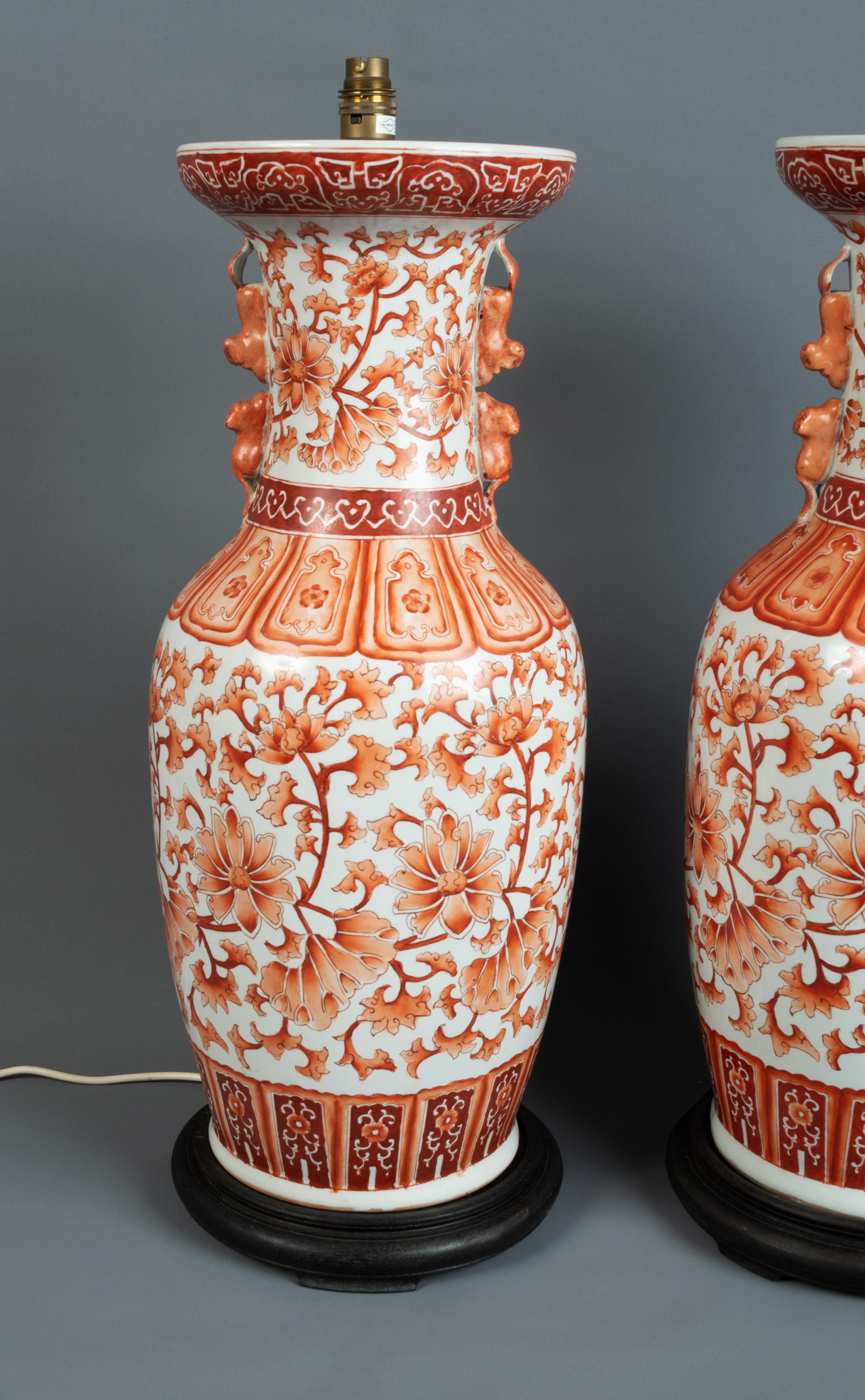 Paire de grands vases de lampe chinois du 19ème siècle, orange, fleurs et feuillage Bon état - En vente à London, GB