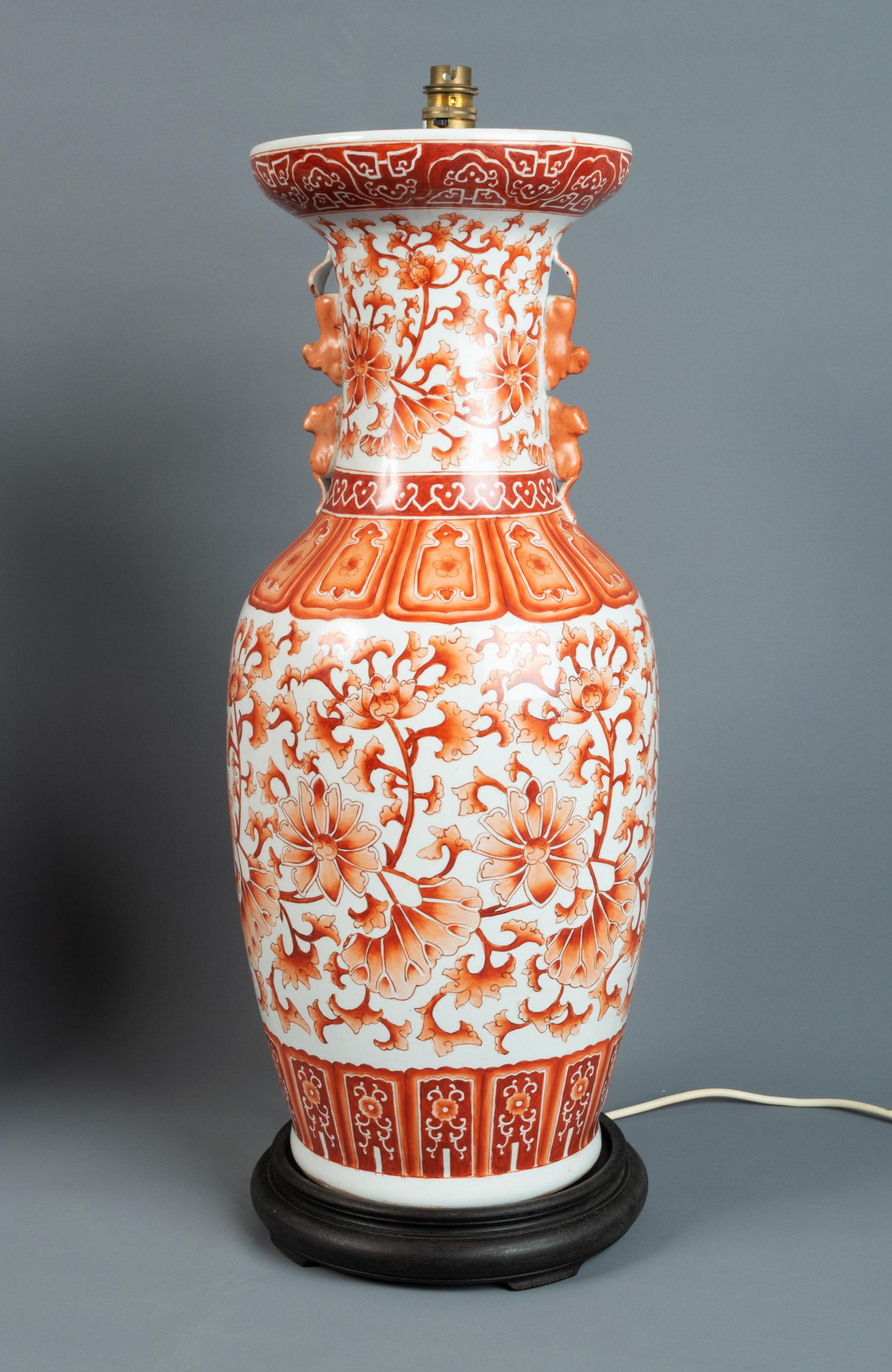 XIXe siècle Paire de grands vases de lampe chinois du 19ème siècle, orange, fleurs et feuillage en vente