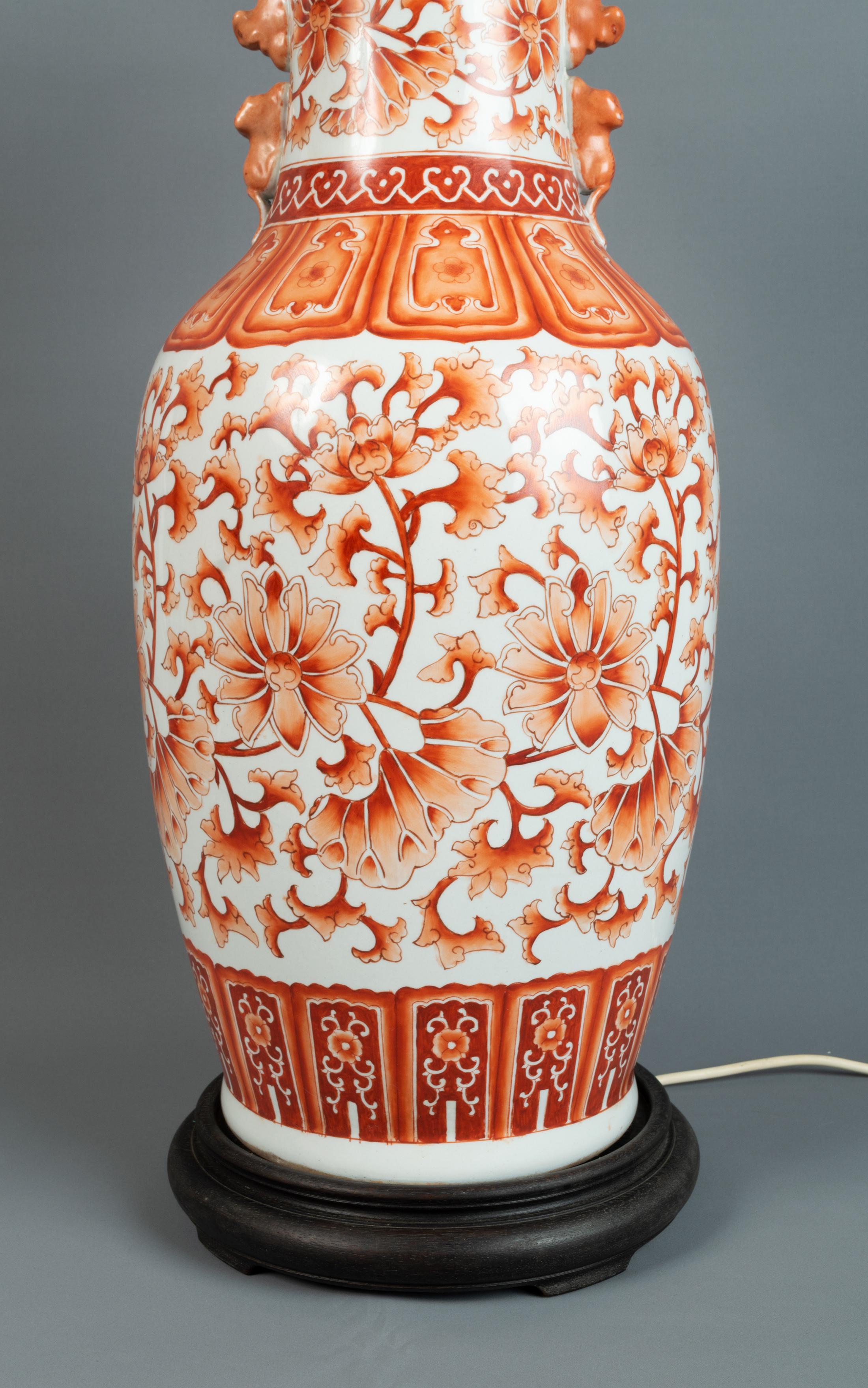 Porcelaine Paire de grands vases de lampe chinois du 19ème siècle, orange, fleurs et feuillage en vente