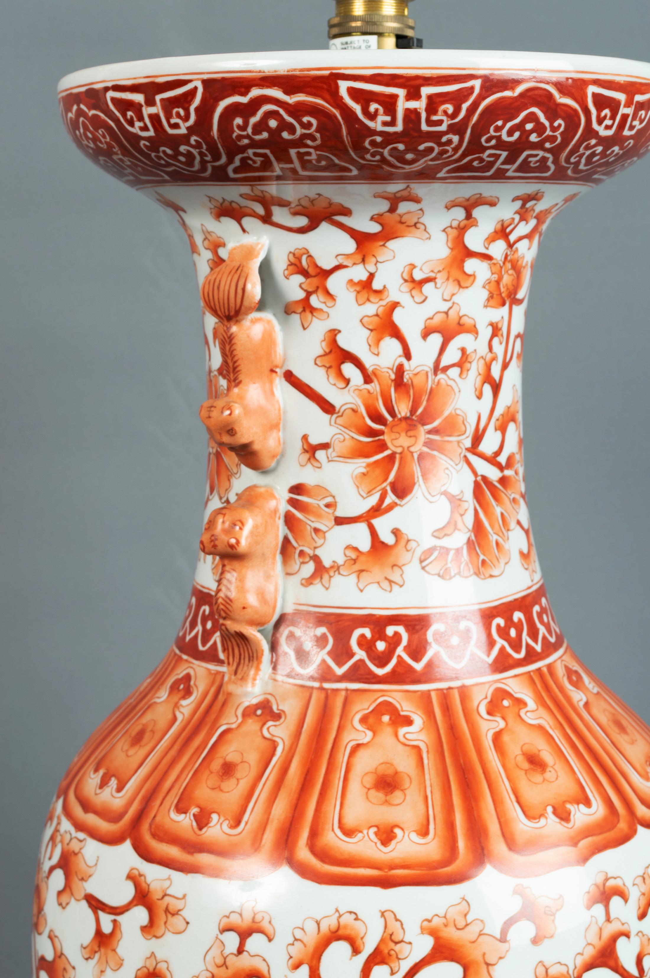 Paire de grands vases de lampe chinois du 19ème siècle, orange, fleurs et feuillage en vente 1