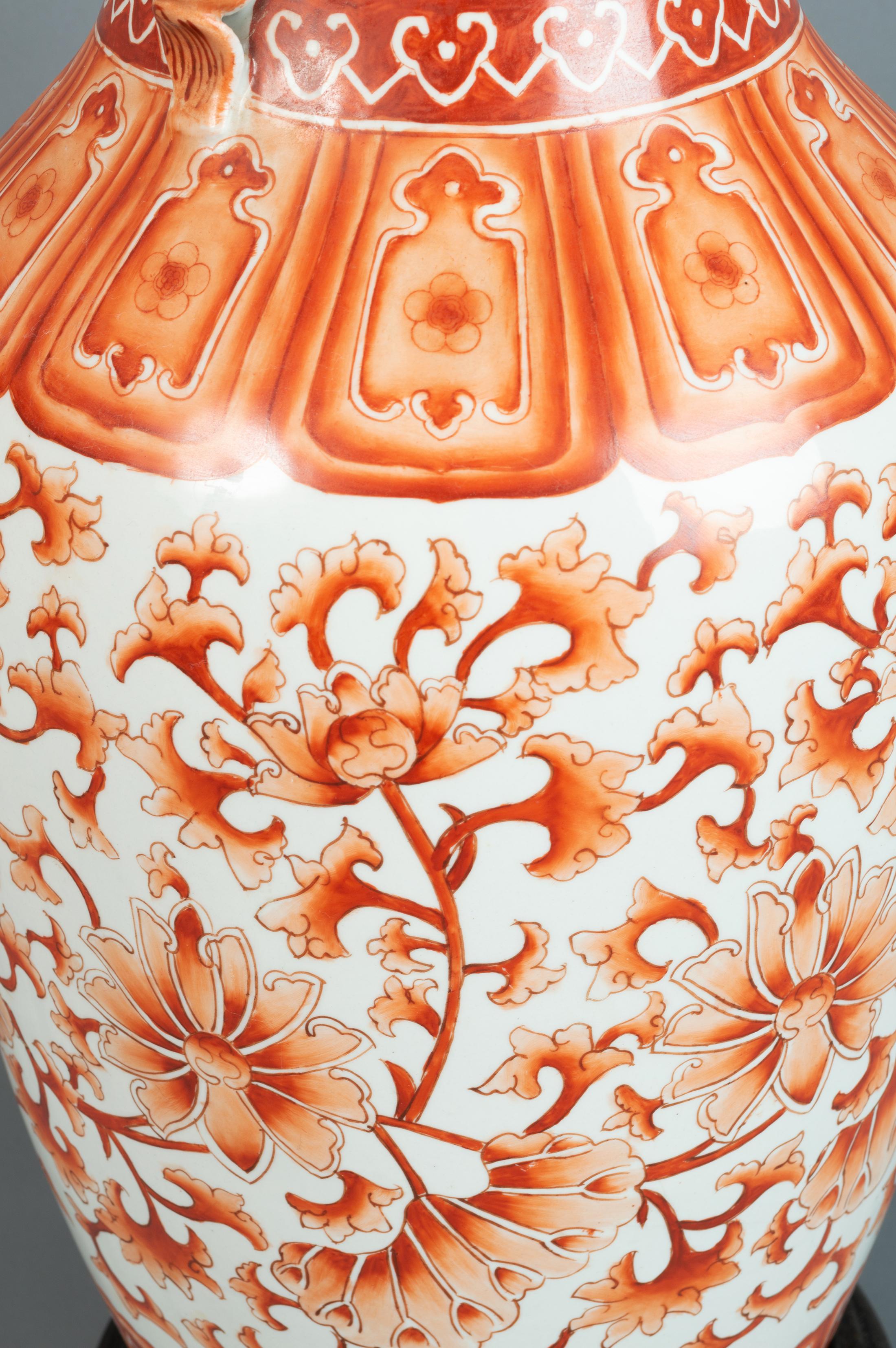 Paire de grands vases de lampe chinois du 19ème siècle, orange, fleurs et feuillage en vente 2