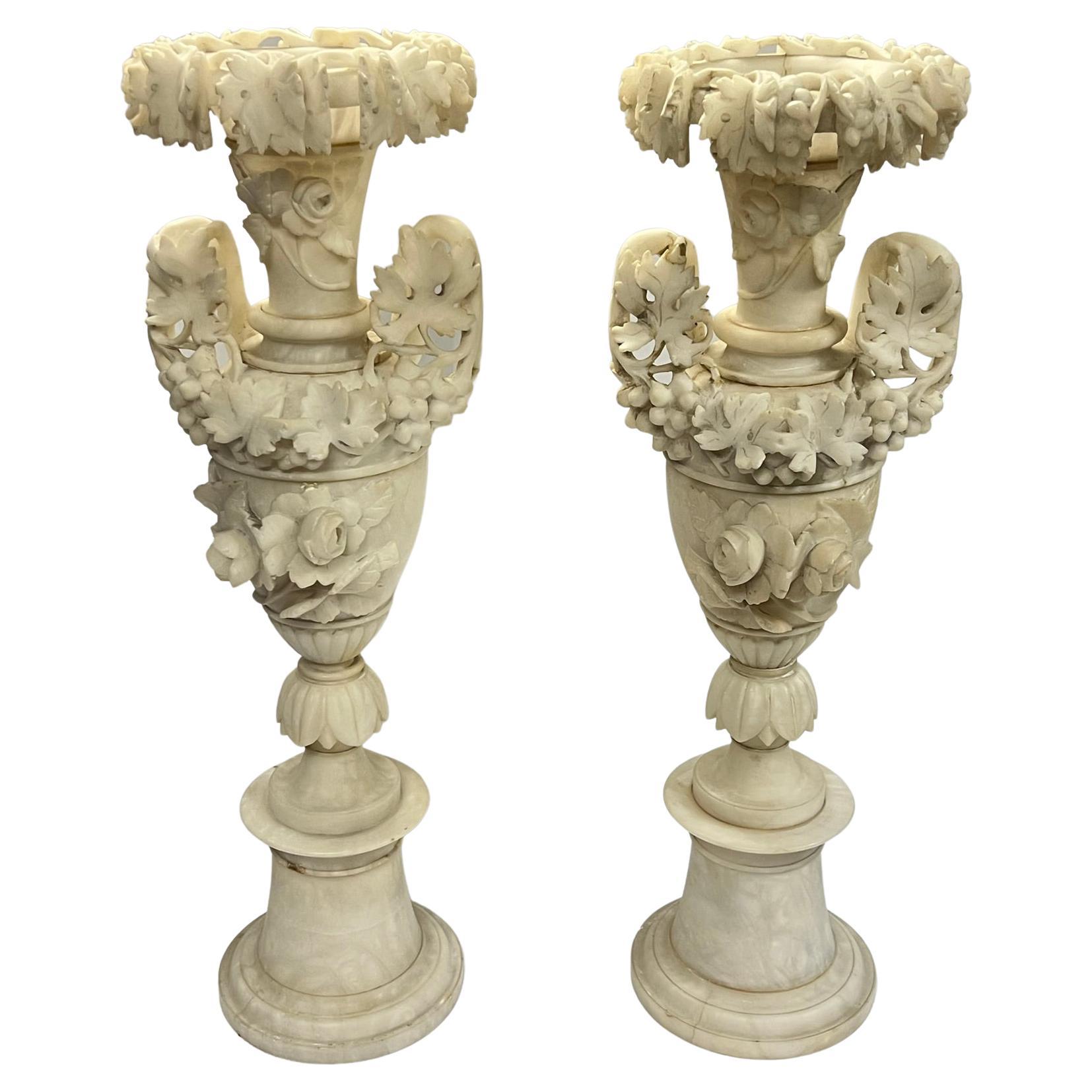 Paire de grands vases italiens en albâtre sculpté du 19ème siècle