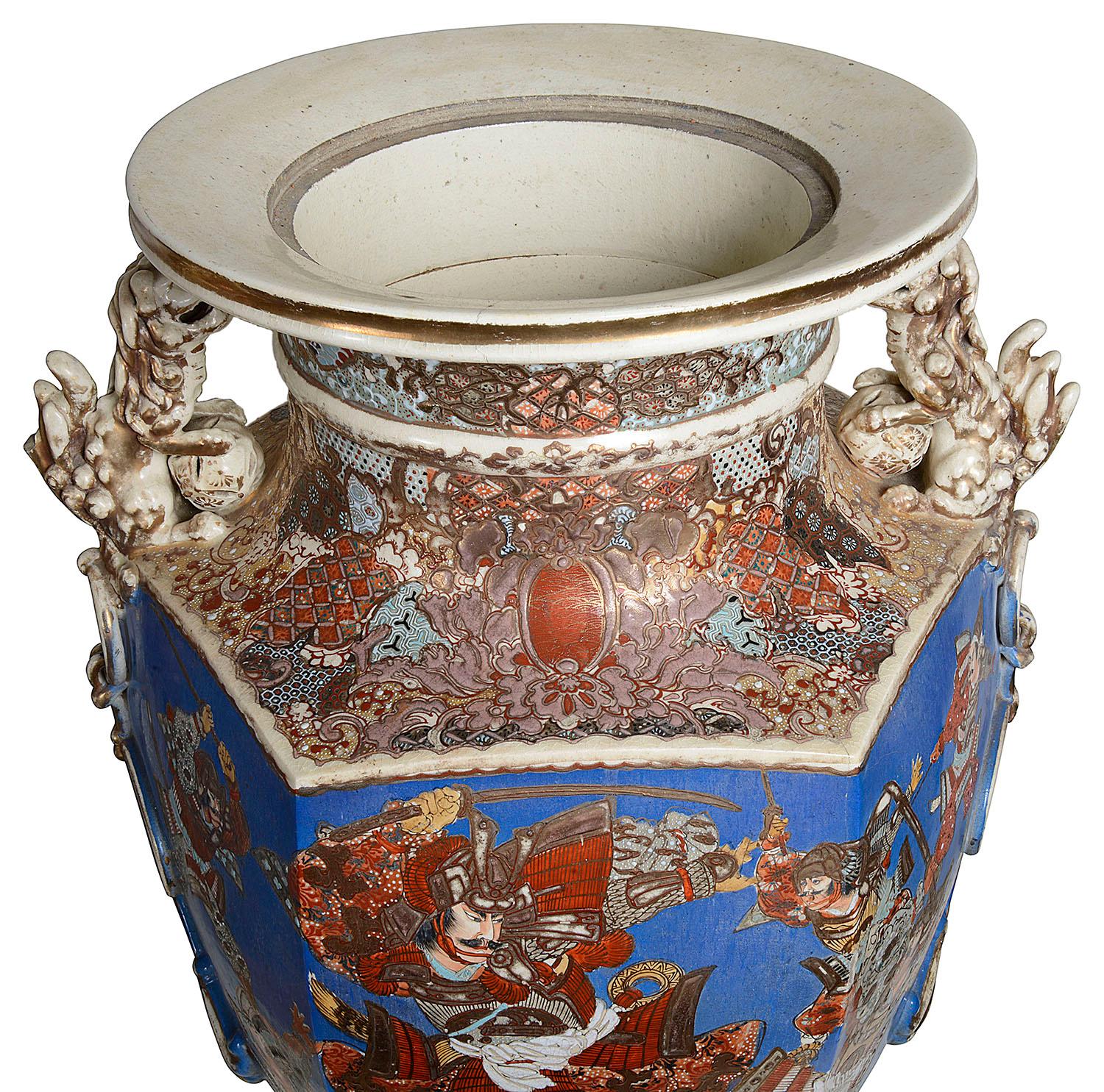 Paar große Satsuma-Vasen mit Deckel aus dem 19. Jahrhundert, um 1890 im Angebot 4