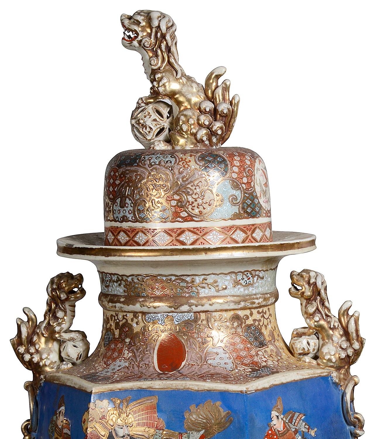 Paar große Satsuma-Vasen mit Deckel aus dem 19. Jahrhundert, um 1890 im Angebot 8
