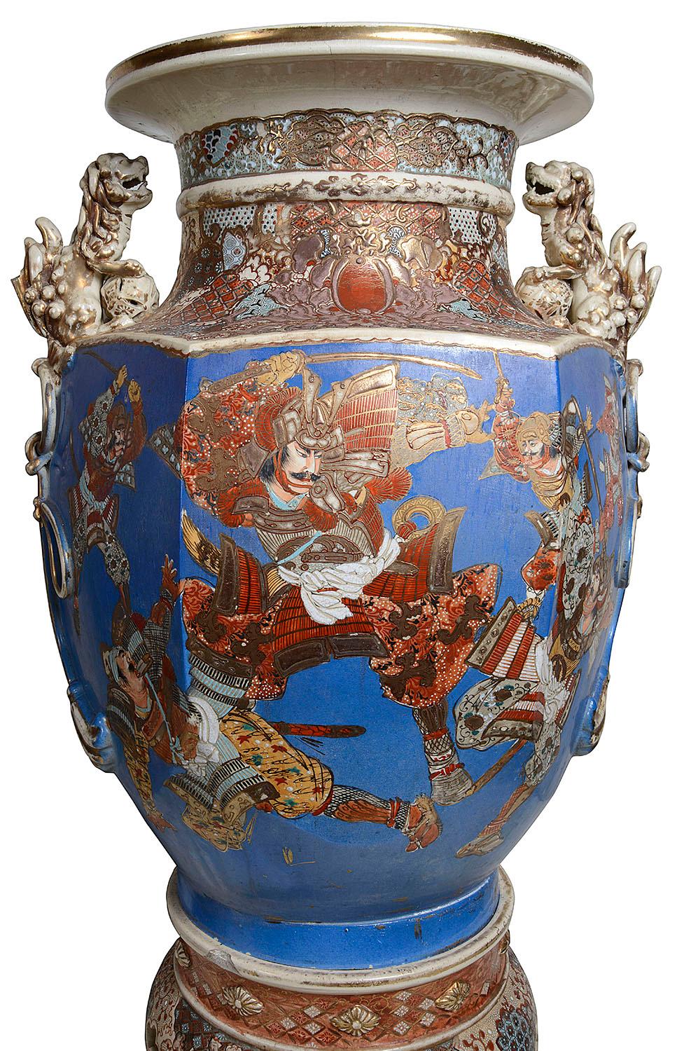 Paar große Satsuma-Vasen mit Deckel aus dem 19. Jahrhundert, um 1890 im Angebot 1