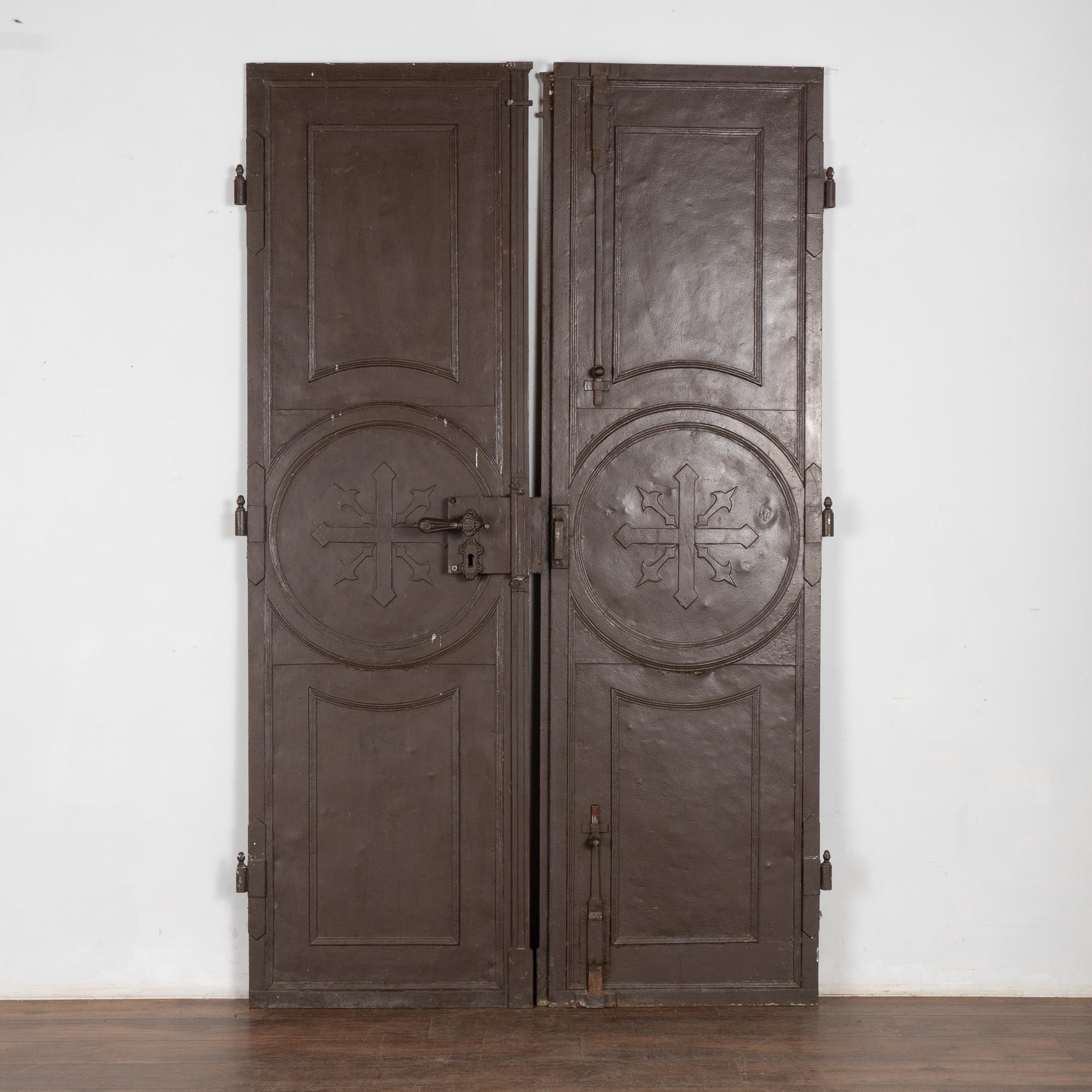 Este gran par de puertas de hierro constituyen una impresionante declaración arquitectónica con más de 2,5 m de altura.
Fíjate en el diseño único de la cruz central y la cabeza de lanza.
La pátina envejecida muestra óxido y desgaste que añaden