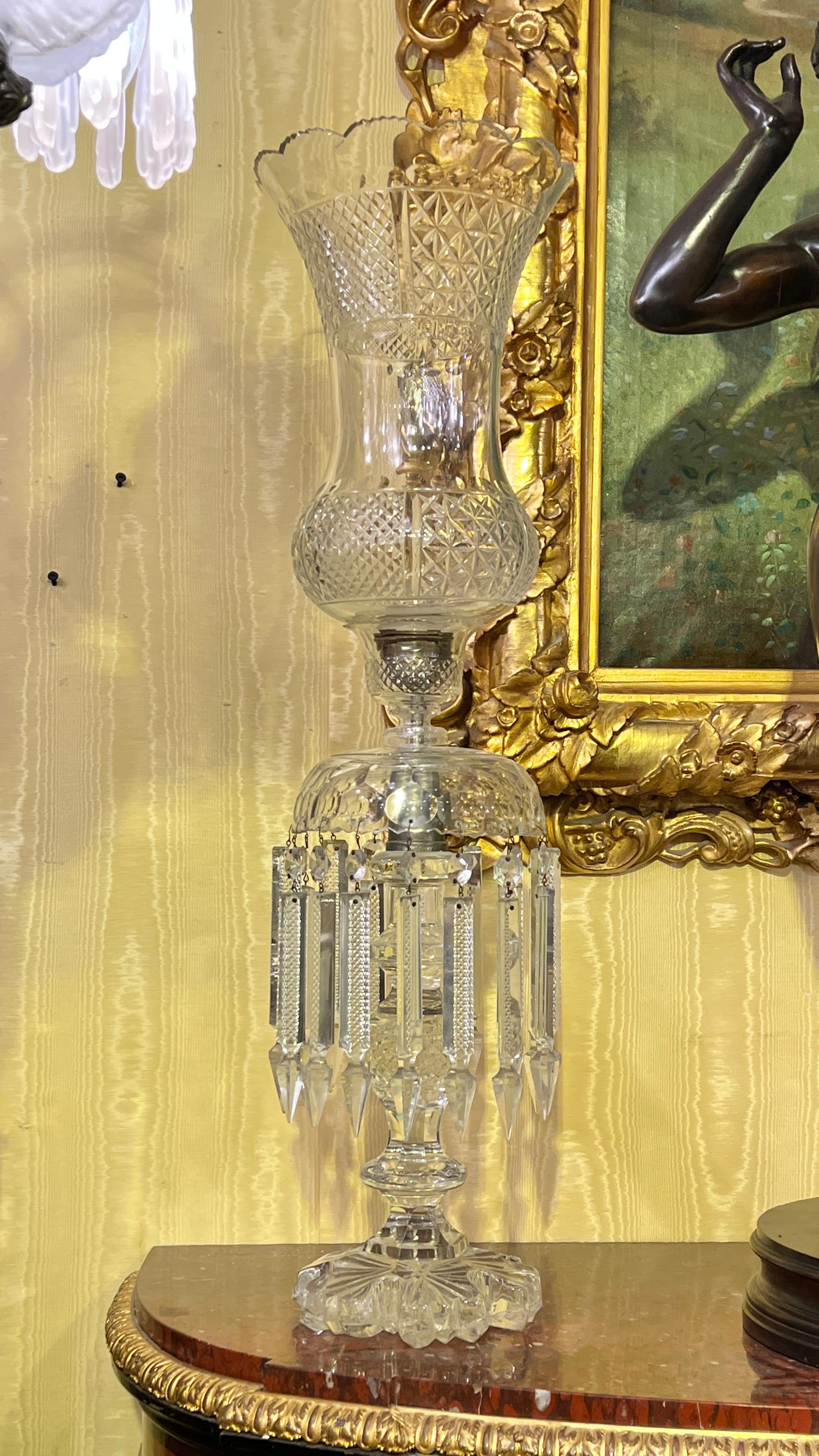 Tchèque Paire de grands lustres bohèmes anciens en verre du 19ème siècle avec abat-jours en forme d'ouragan en vente